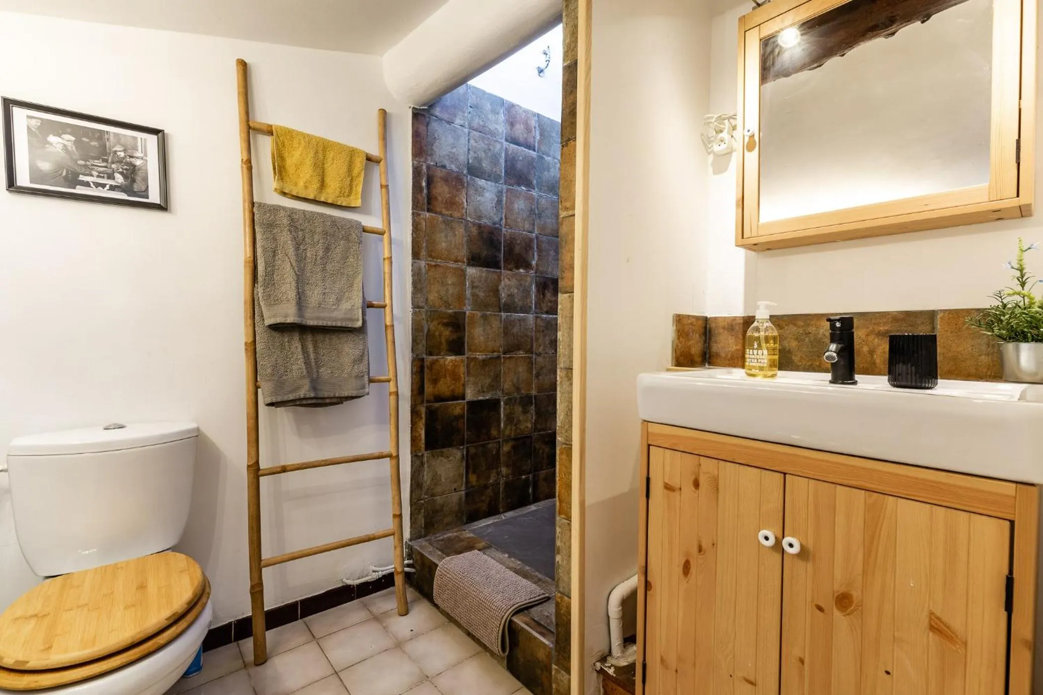 Shower in LE PANIER ENCHANTÉ - Suites & Loft - Terrasse et patio au dessus du Vieux Port