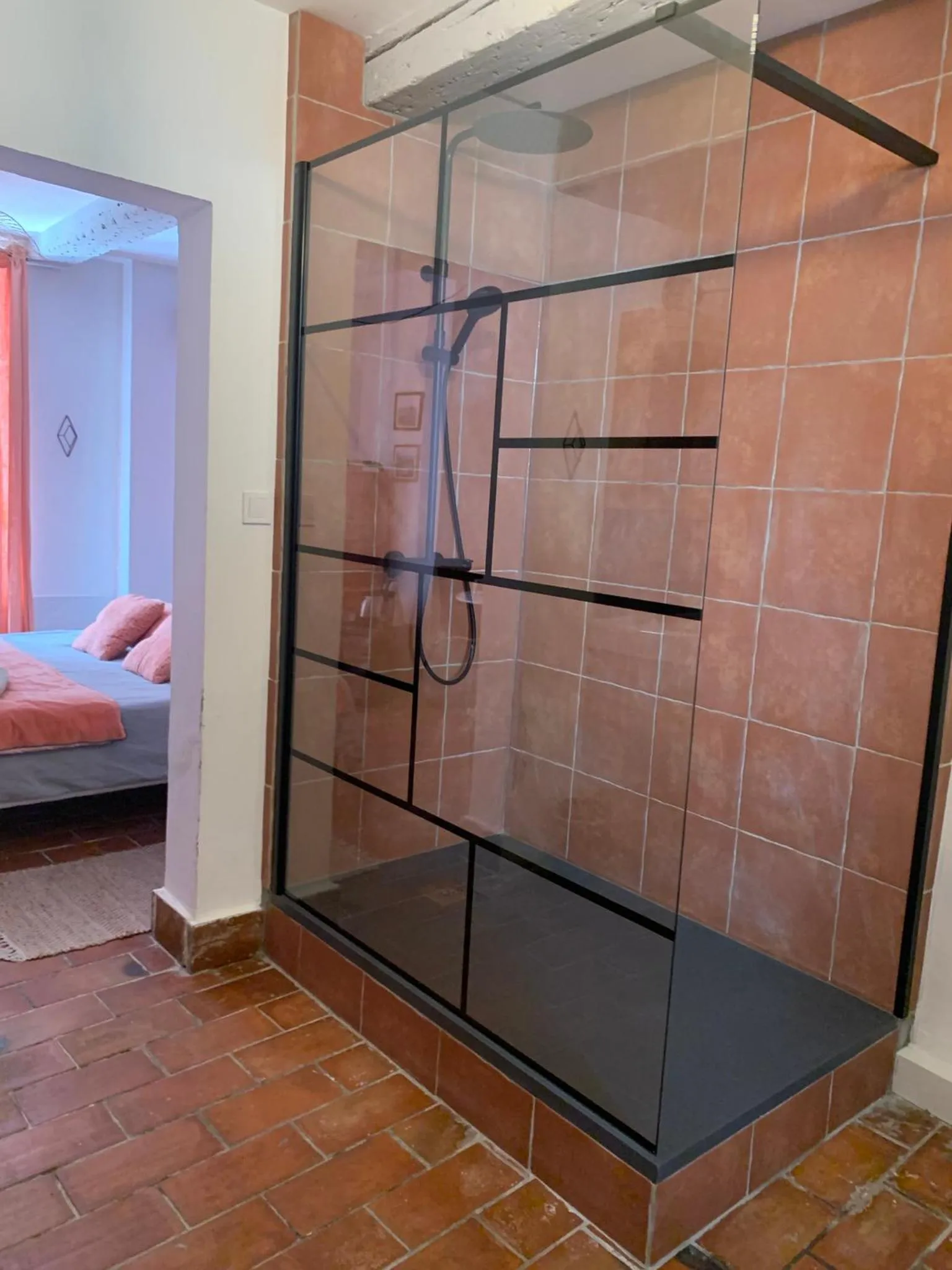 Shower, Bed in LE PANIER ENCHANTÉ - Suites & Loft - Terrasse et patio au dessus du Vieux Port