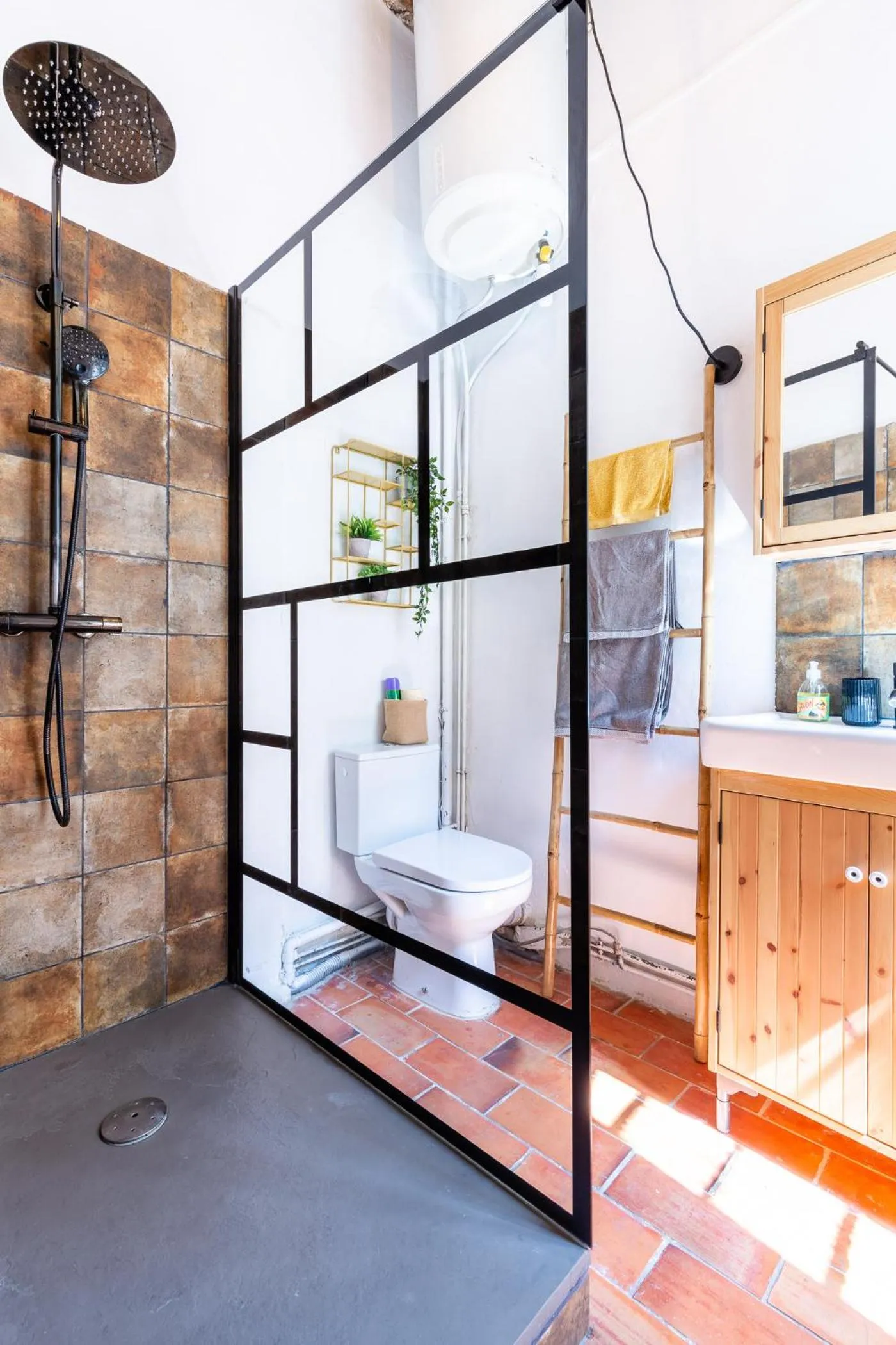 Bathroom in LE PANIER ENCHANTÉ - Suites & Loft - Terrasse et patio au dessus du Vieux Port