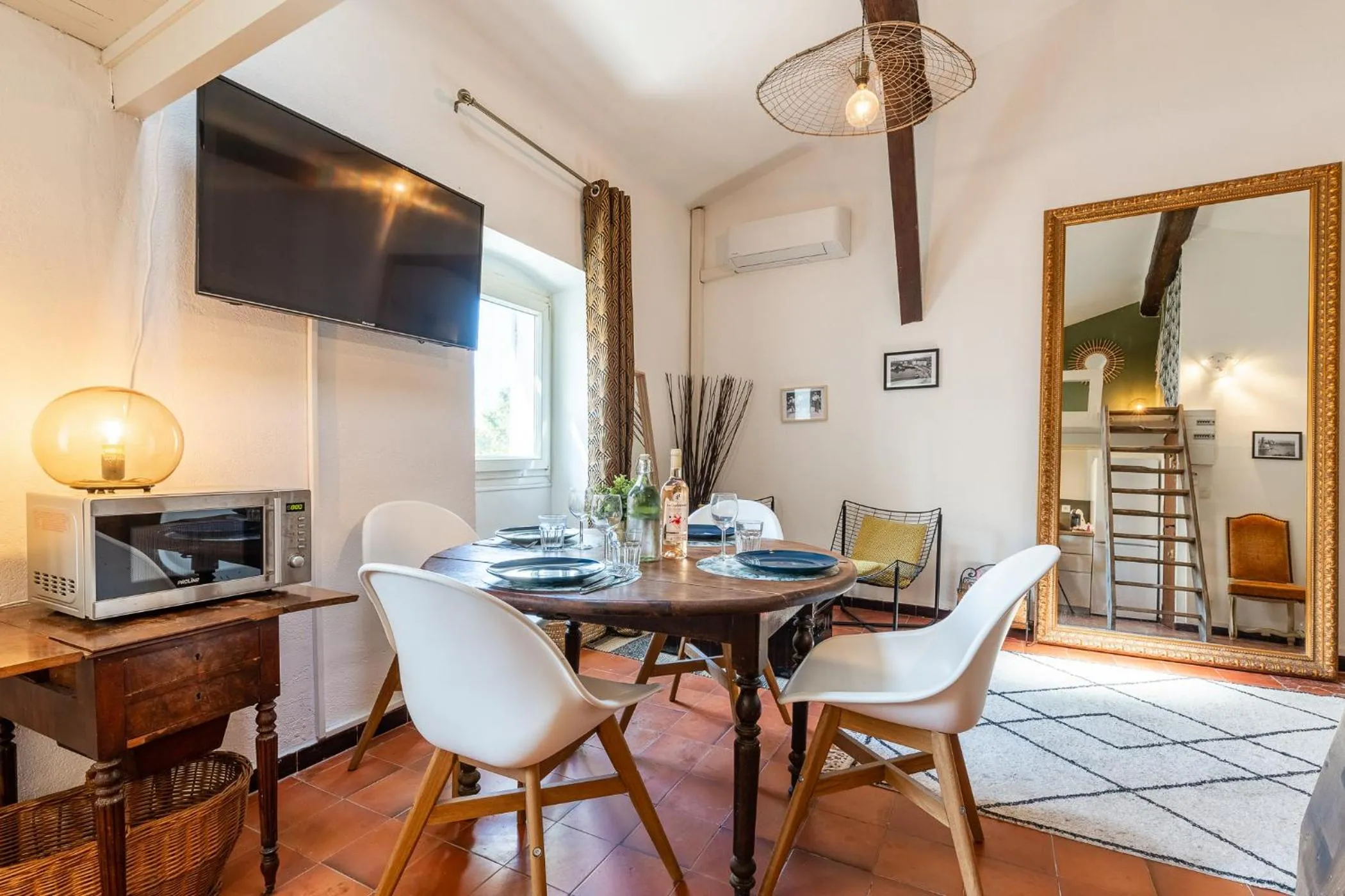 TV and multimedia in LE PANIER ENCHANTÉ - Suites & Loft - Terrasse et patio au dessus du Vieux Port