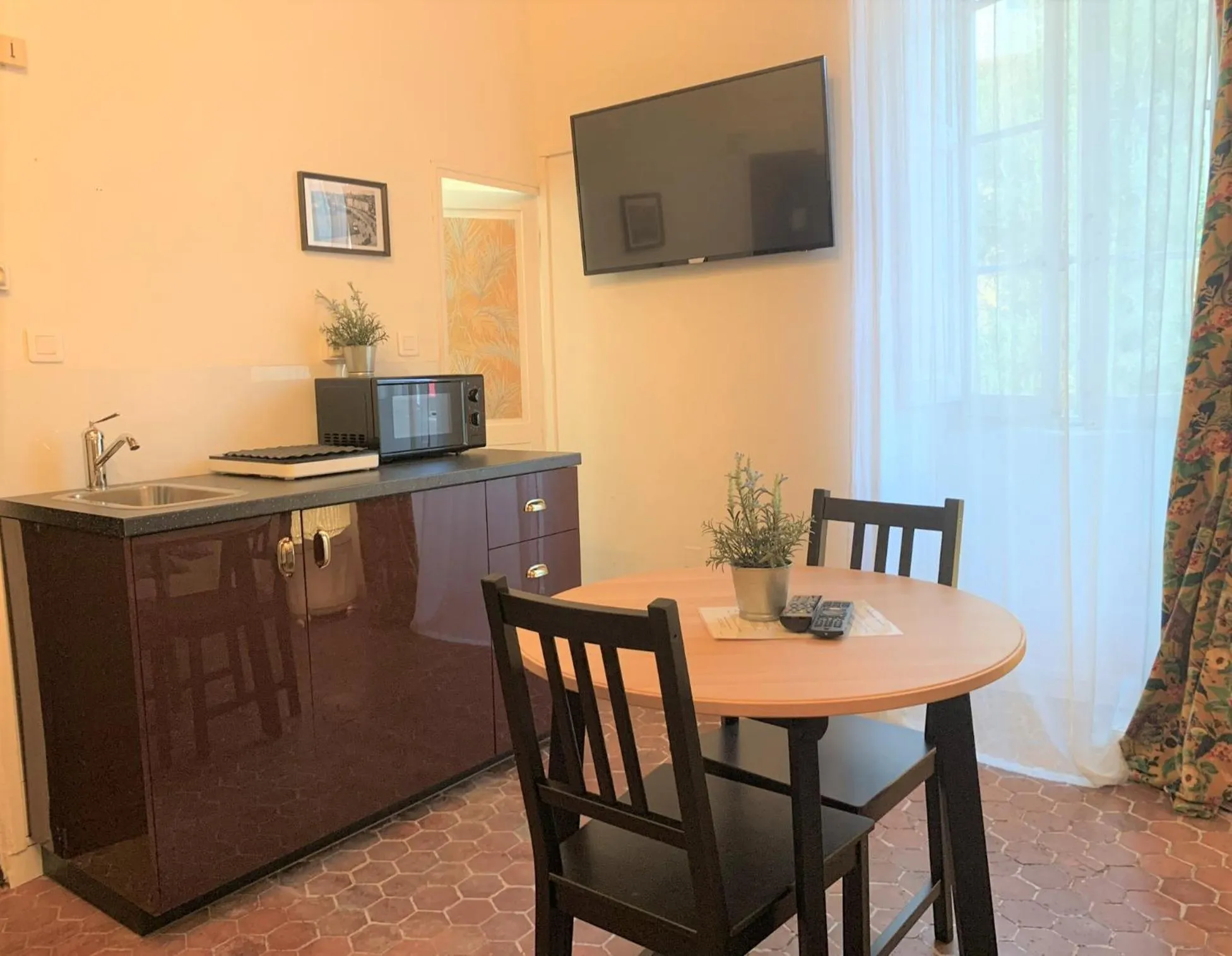 Kitchen or kitchenette in LE PANIER ENCHANTÉ - Suites & Loft - Terrasse et patio au dessus du Vieux Port