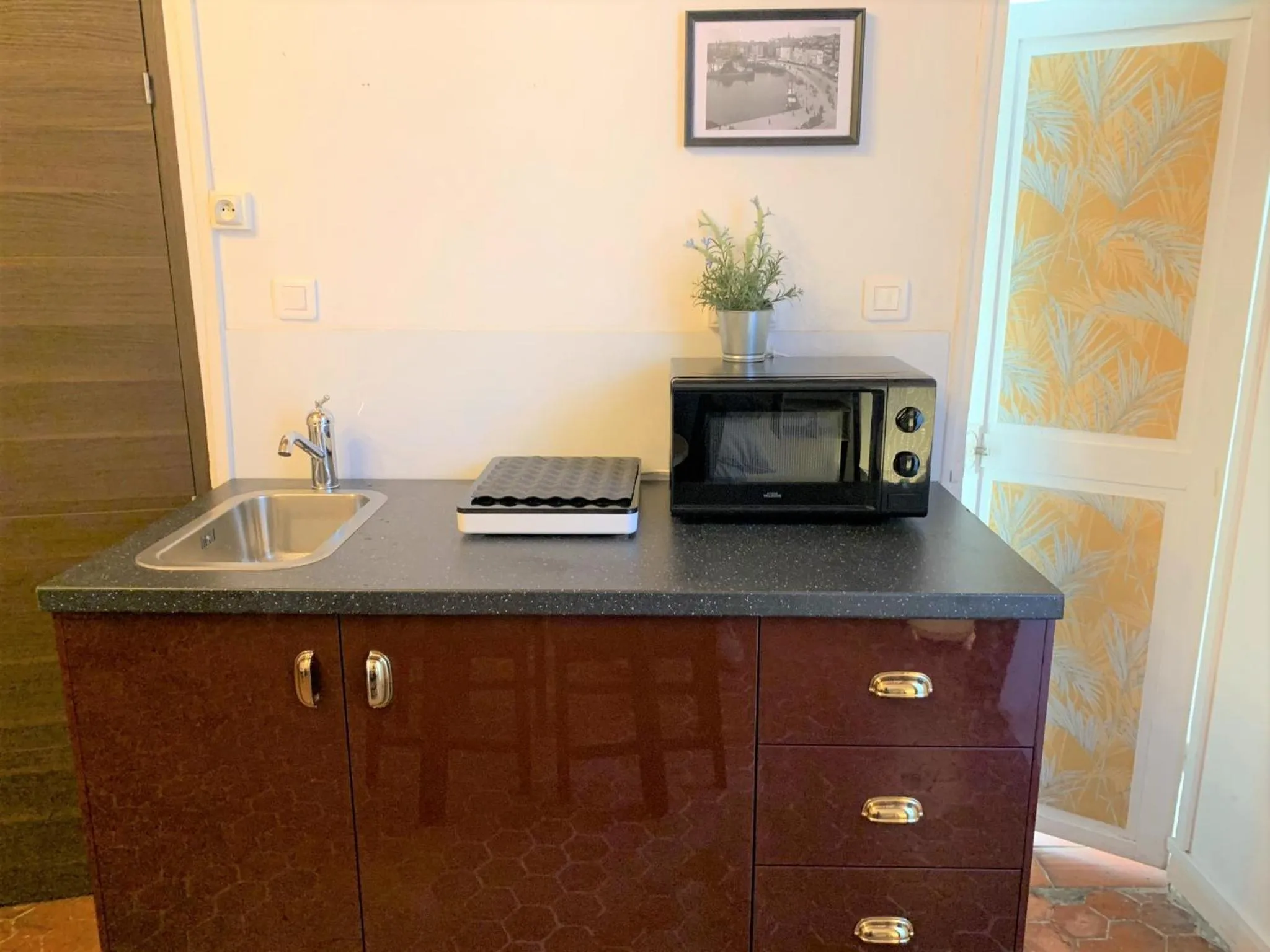 Kitchen or kitchenette in LE PANIER ENCHANTÉ - Suites & Loft - Terrasse et patio au dessus du Vieux Port