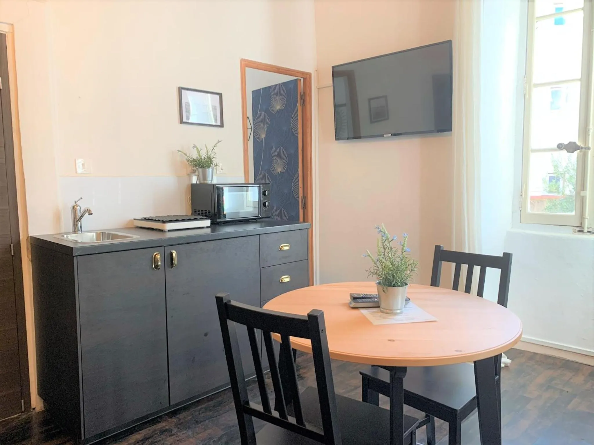 Kitchen or kitchenette in LE PANIER ENCHANTÉ - Suites & Loft - Terrasse et patio au dessus du Vieux Port