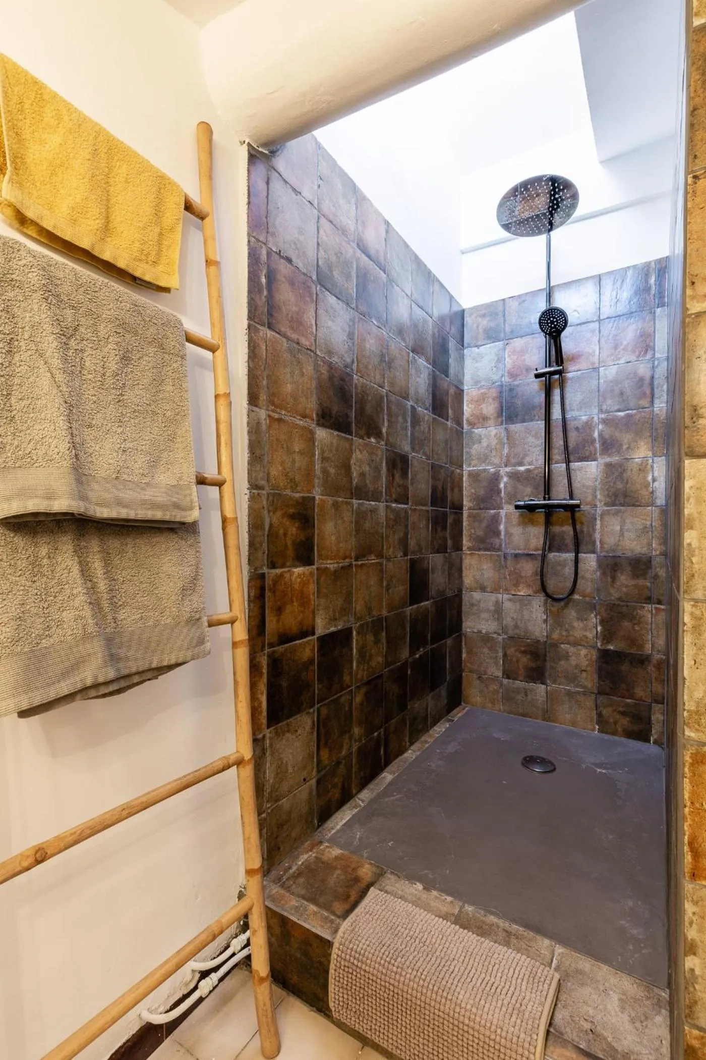 Shower in LE PANIER ENCHANTÉ - Suites & Loft - Terrasse et patio au dessus du Vieux Port