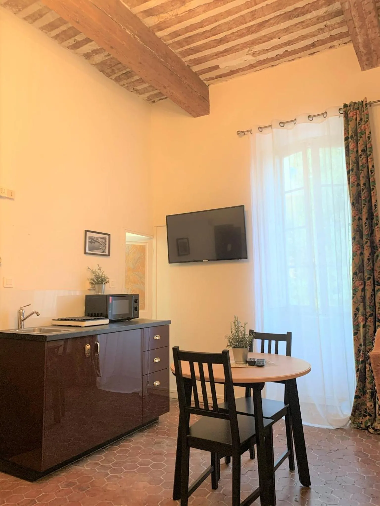 Kitchen or kitchenette in LE PANIER ENCHANTÉ - Suites & Loft - Terrasse et patio au dessus du Vieux Port