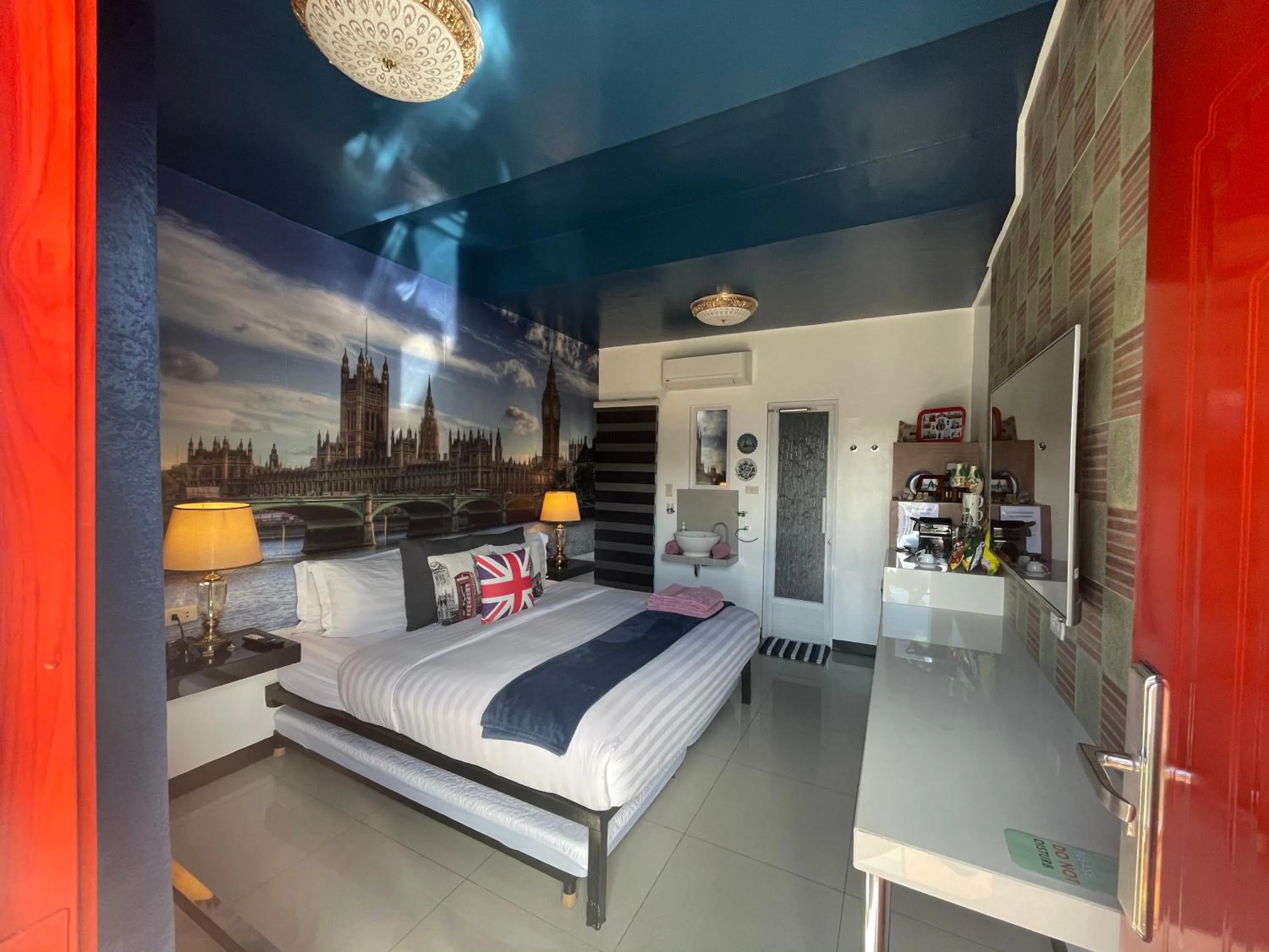 Photo of the whole room, Bed in Italy Condotel Darasa