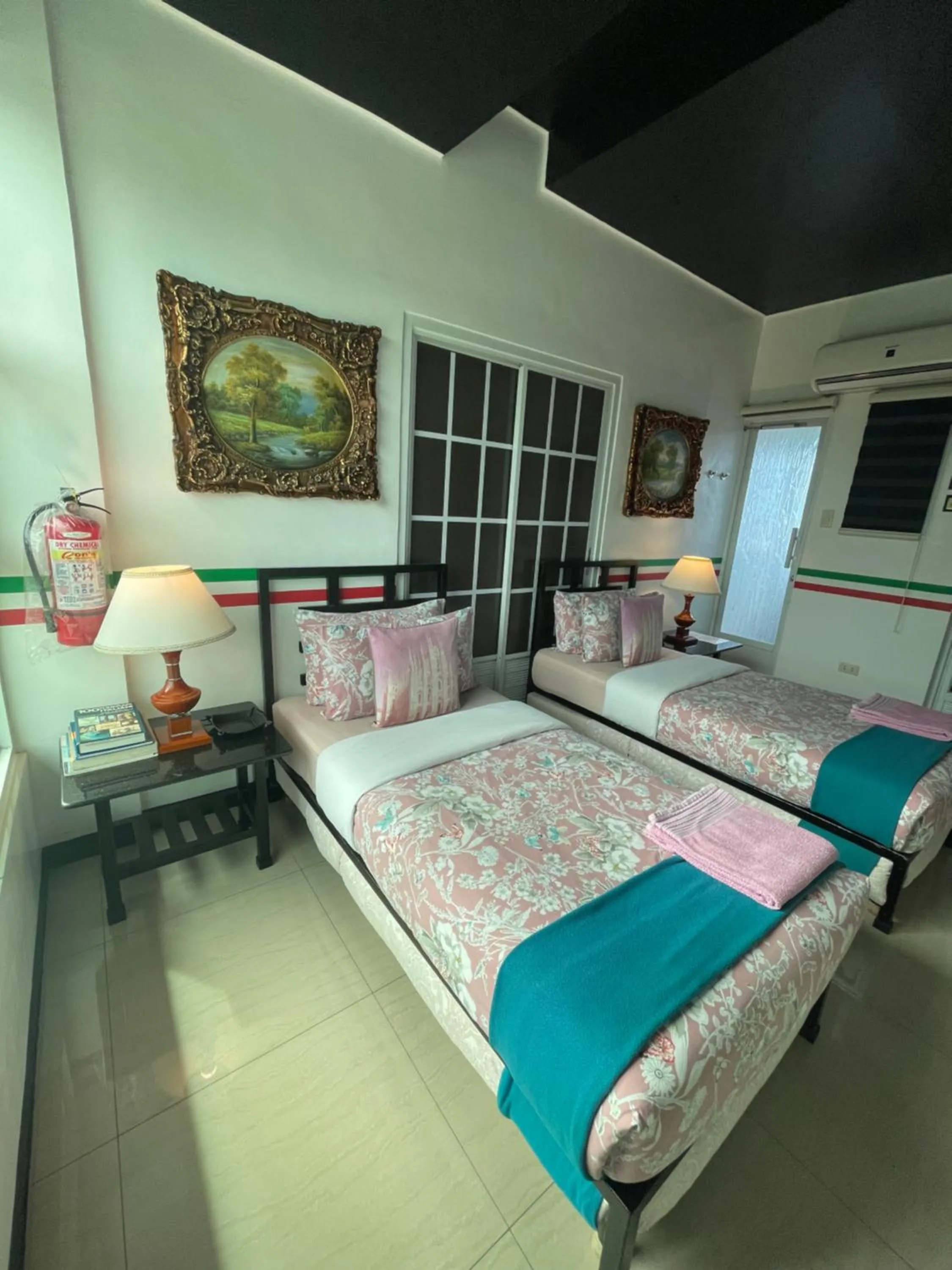 Photo of the whole room, Bed in Italy Condotel Darasa