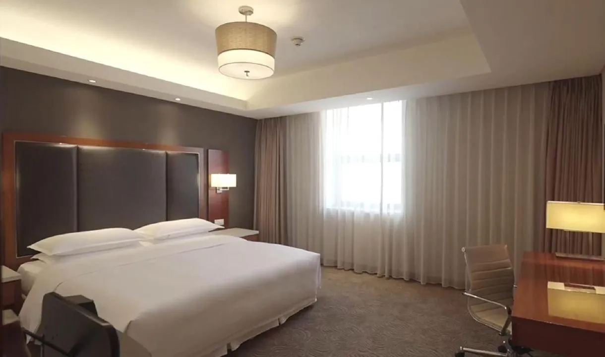 Photo of the whole room, Bed in Sheraton Changsha Hotel