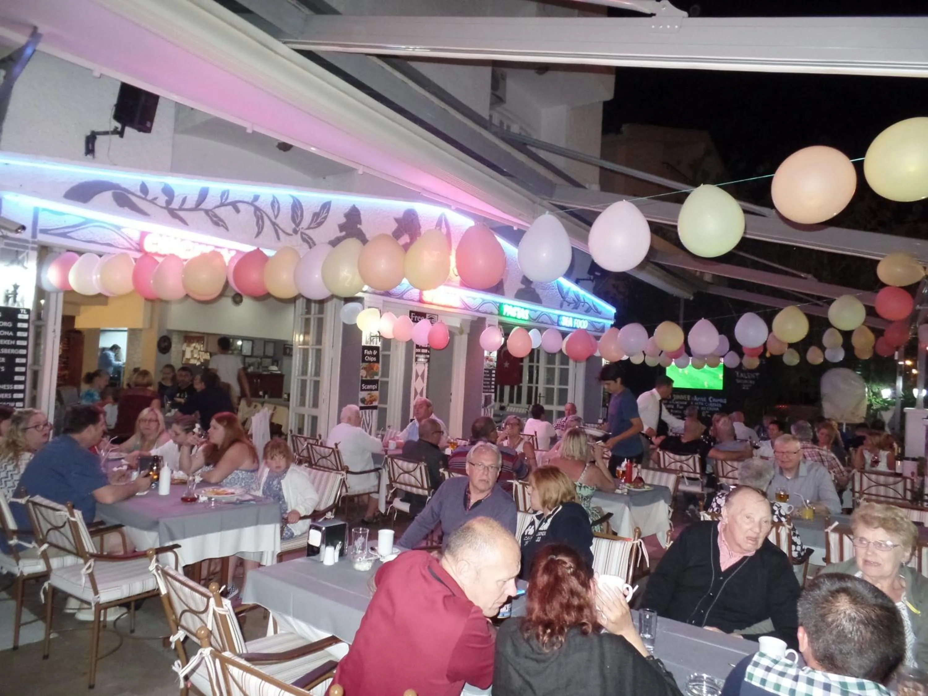 Restaurant/places to eat in Andy's Apart Hotel