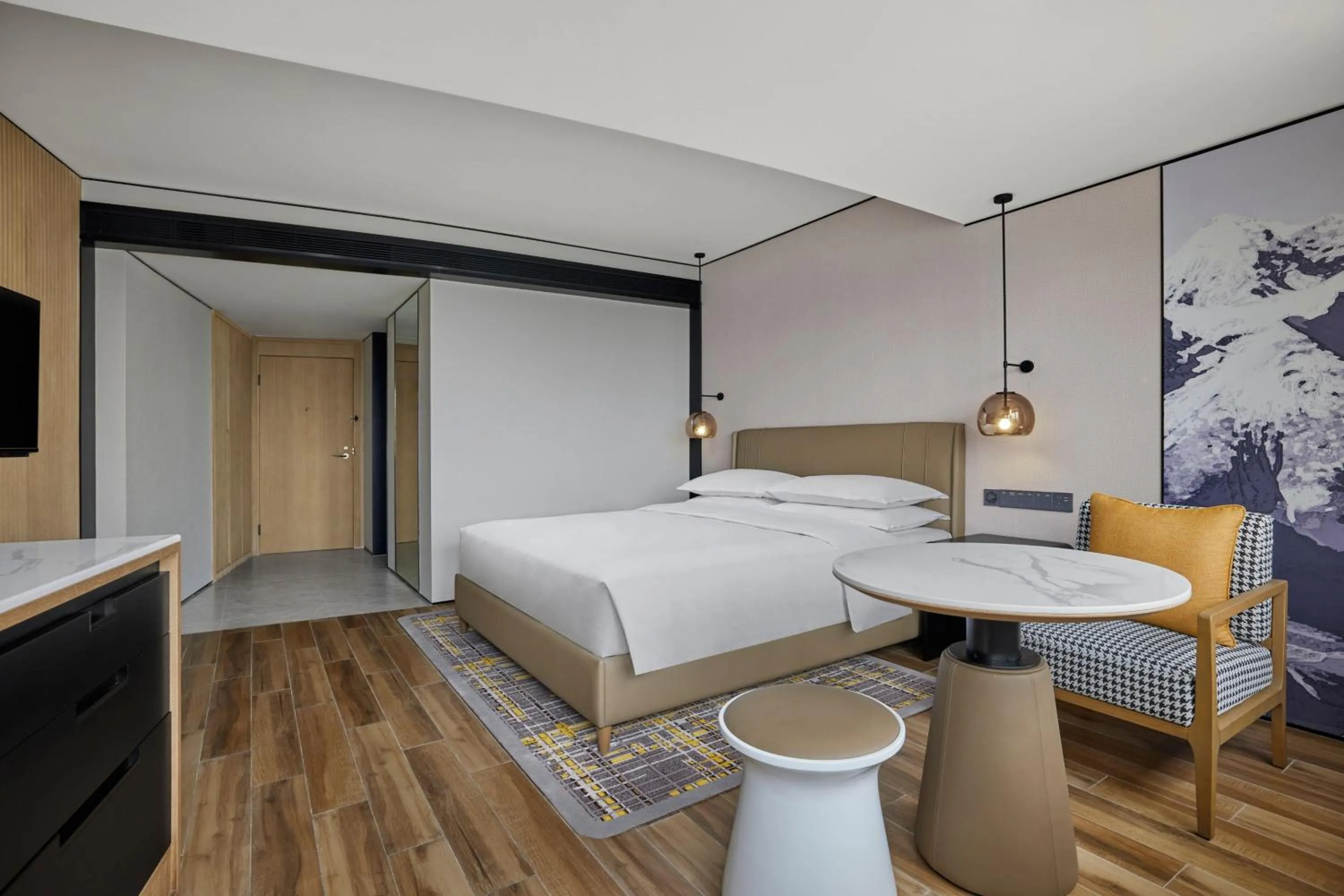 Photo of the whole room, Bed in Sheraton Chengdu Lido Hotel