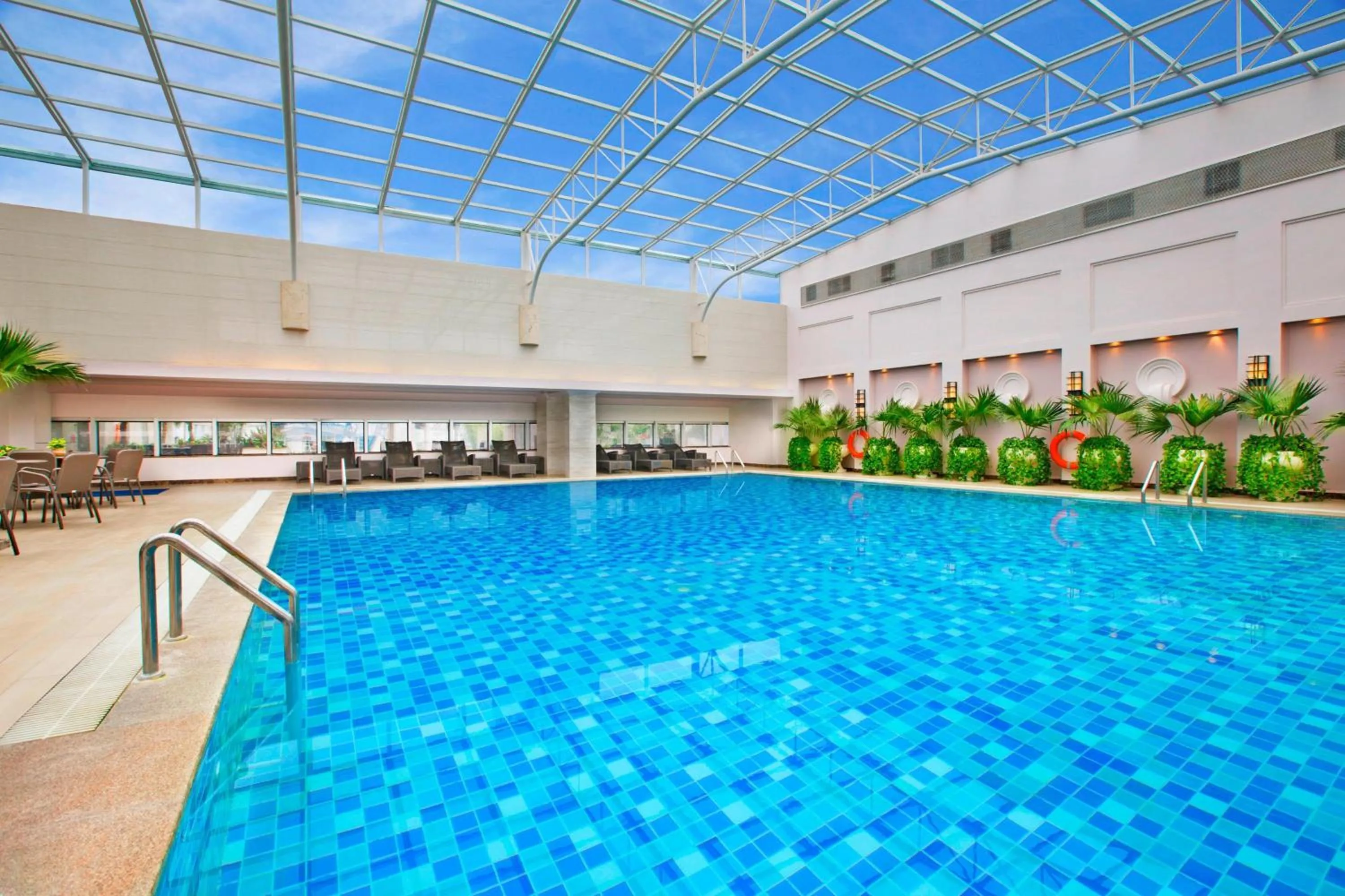 Swimming pool in Sheraton Chengdu Lido Hotel