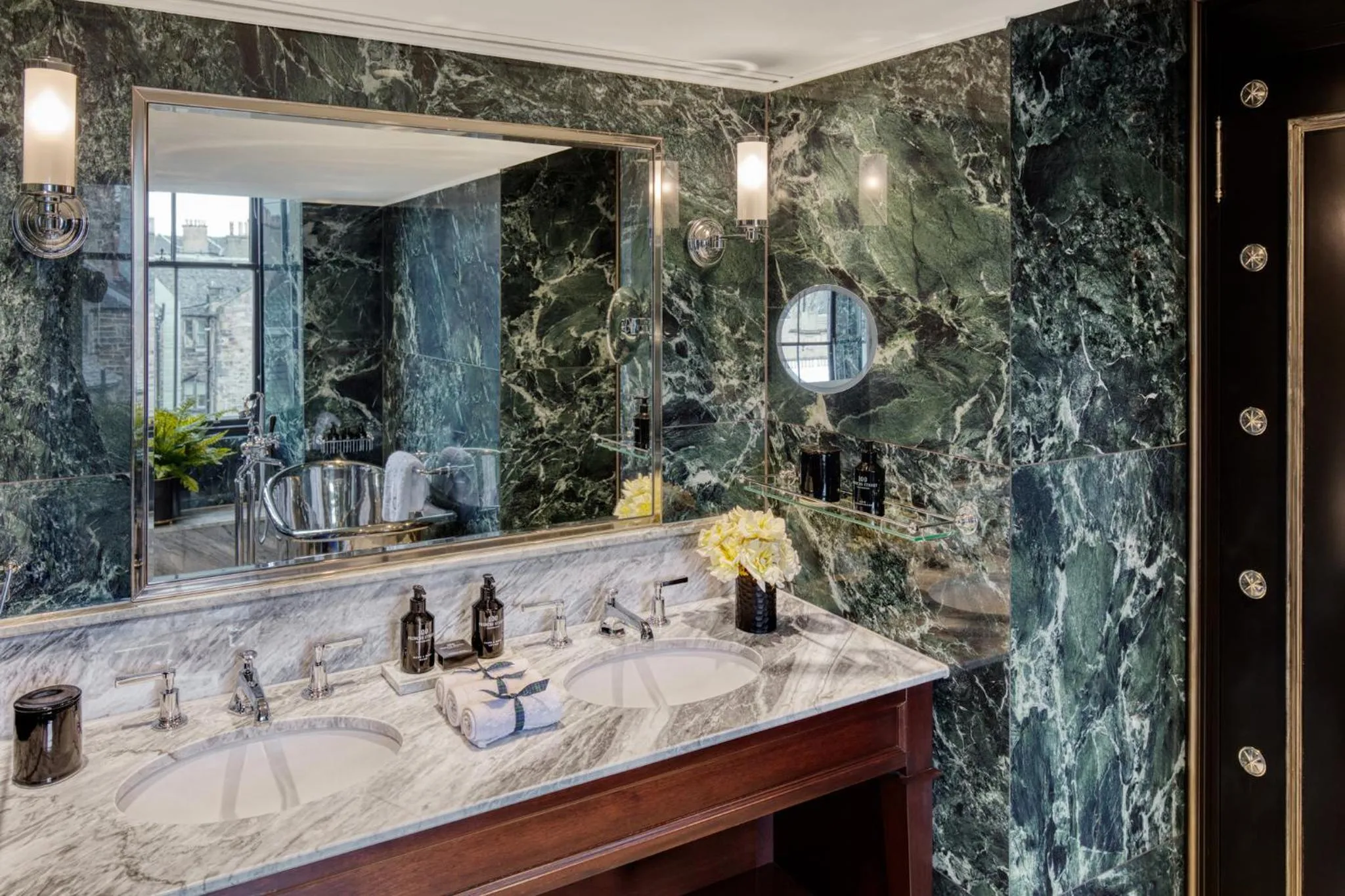 Photo of the whole room in 100 Princes Street