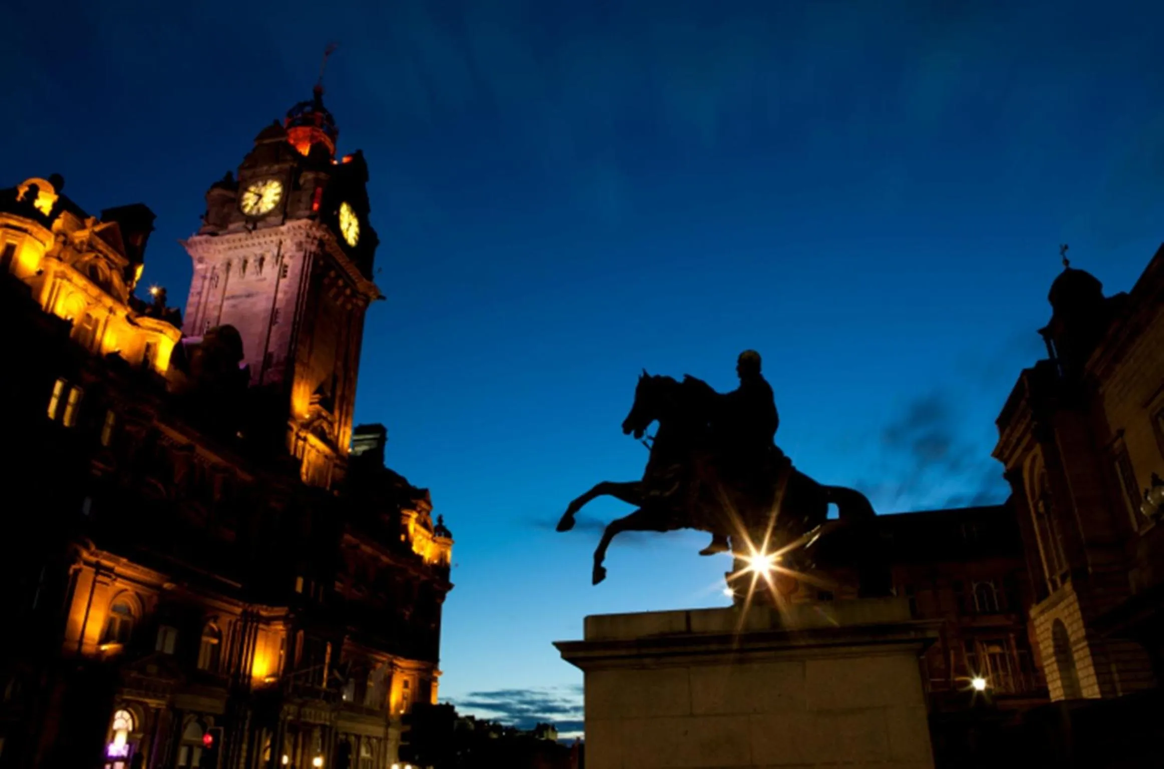 Facade/entrance in 100 Princes Street