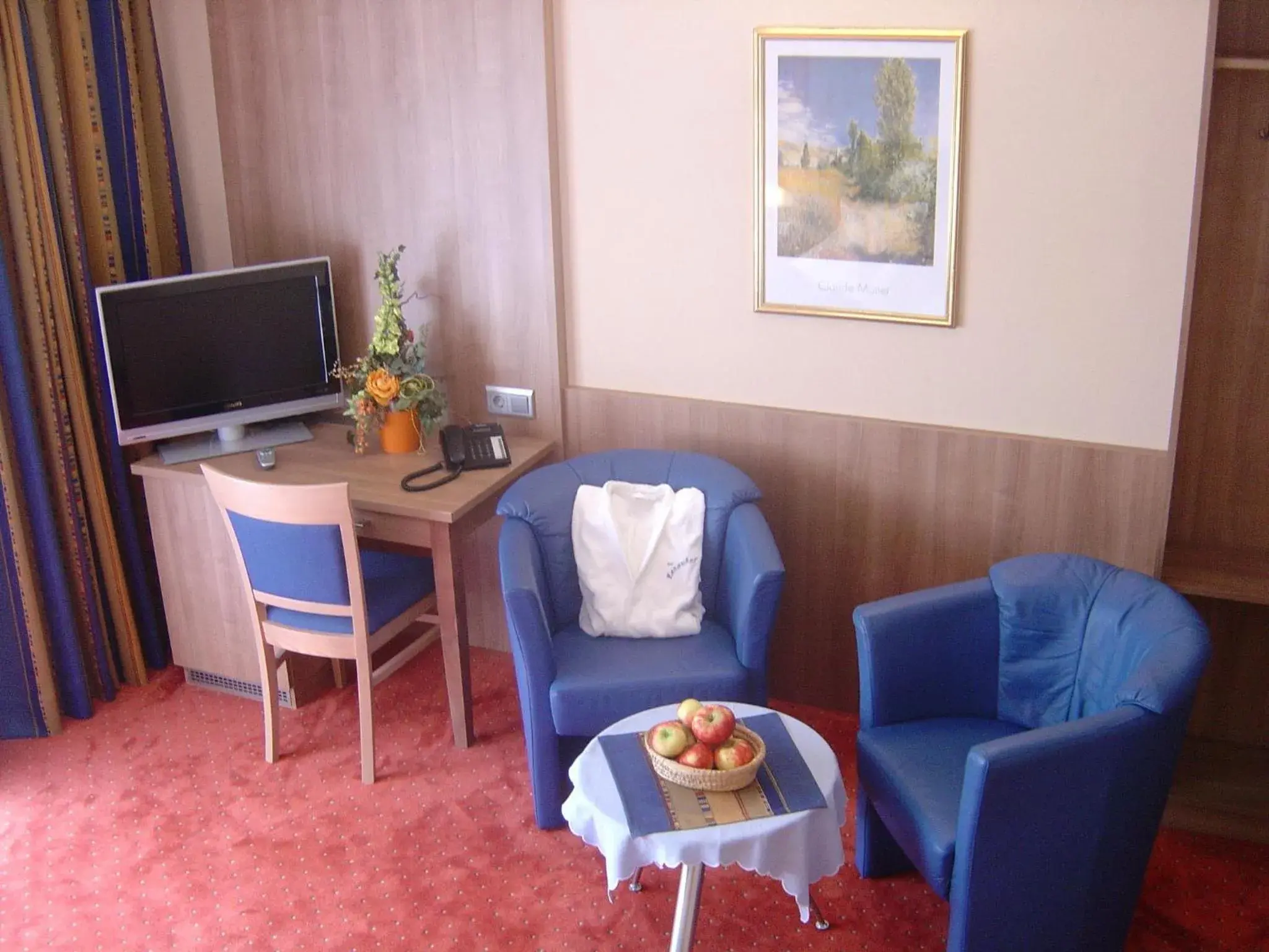 Seating area, TV/Entertainment Center in Hotel Lenauhof