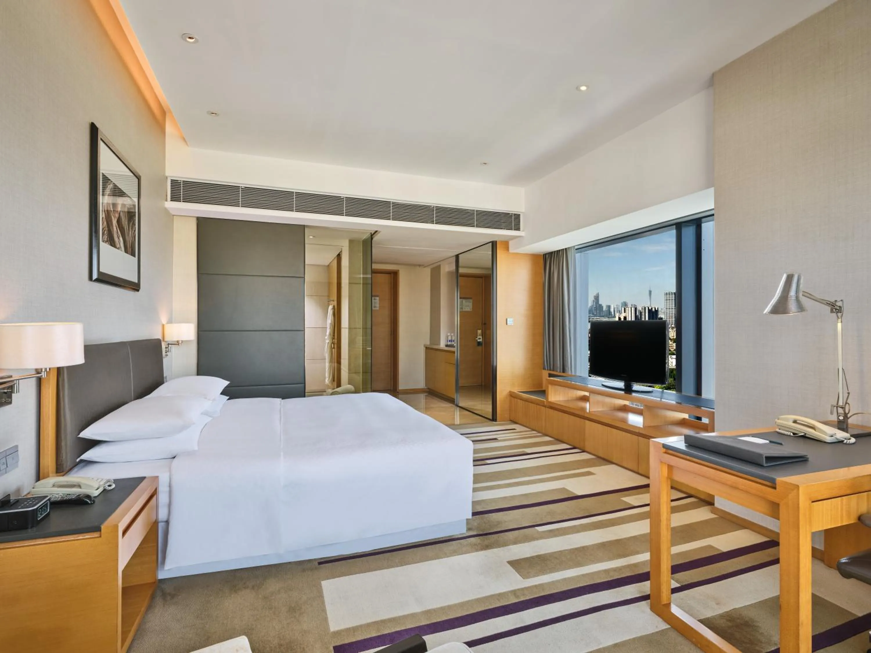 Photo of the whole room, Bed in Four Points by Sheraton Guangzhou Financial City, Tianhe