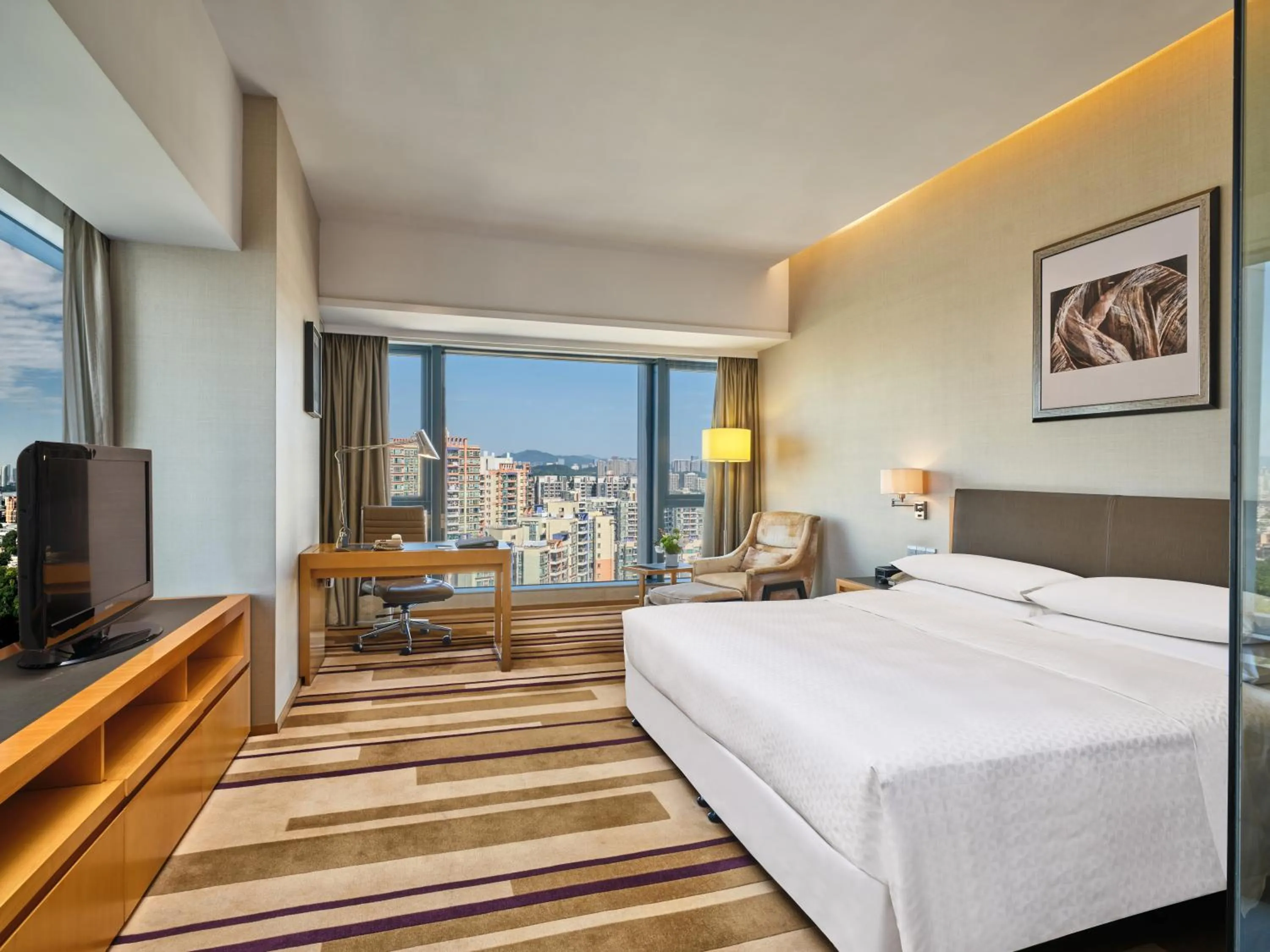 Photo of the whole room, Bed in Four Points by Sheraton Guangzhou Financial City, Tianhe