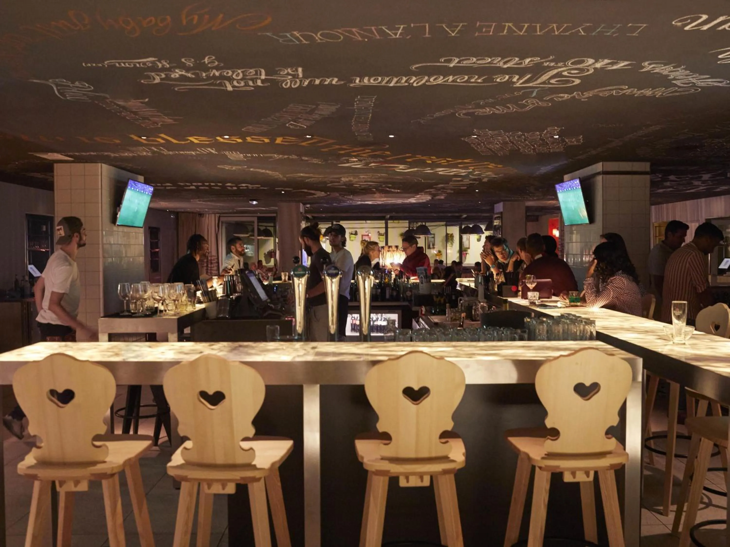 Restaurant/places to eat in Mama Shelter Marseille