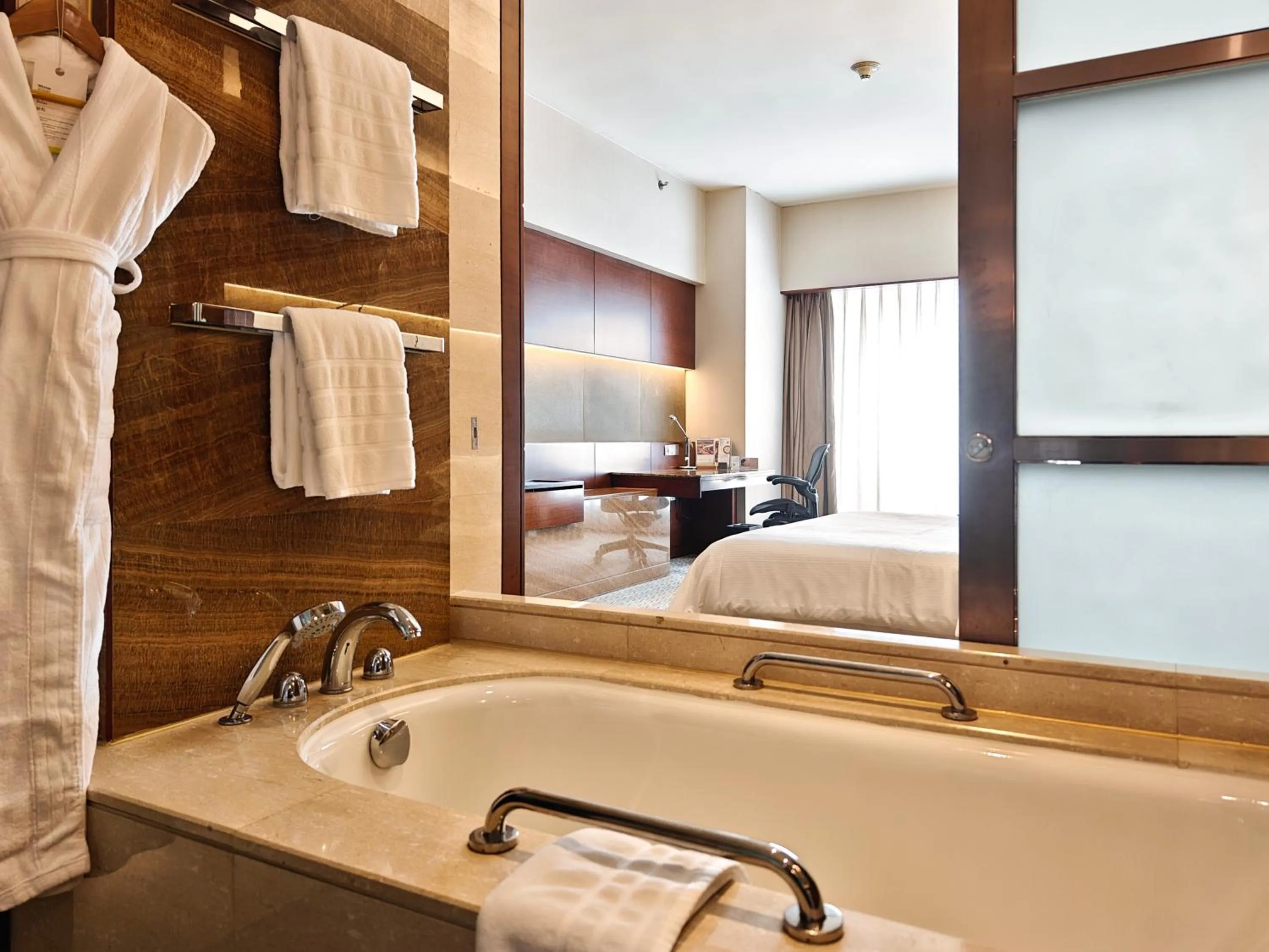 Hot Tub, Bed in The Westin Guangzhou