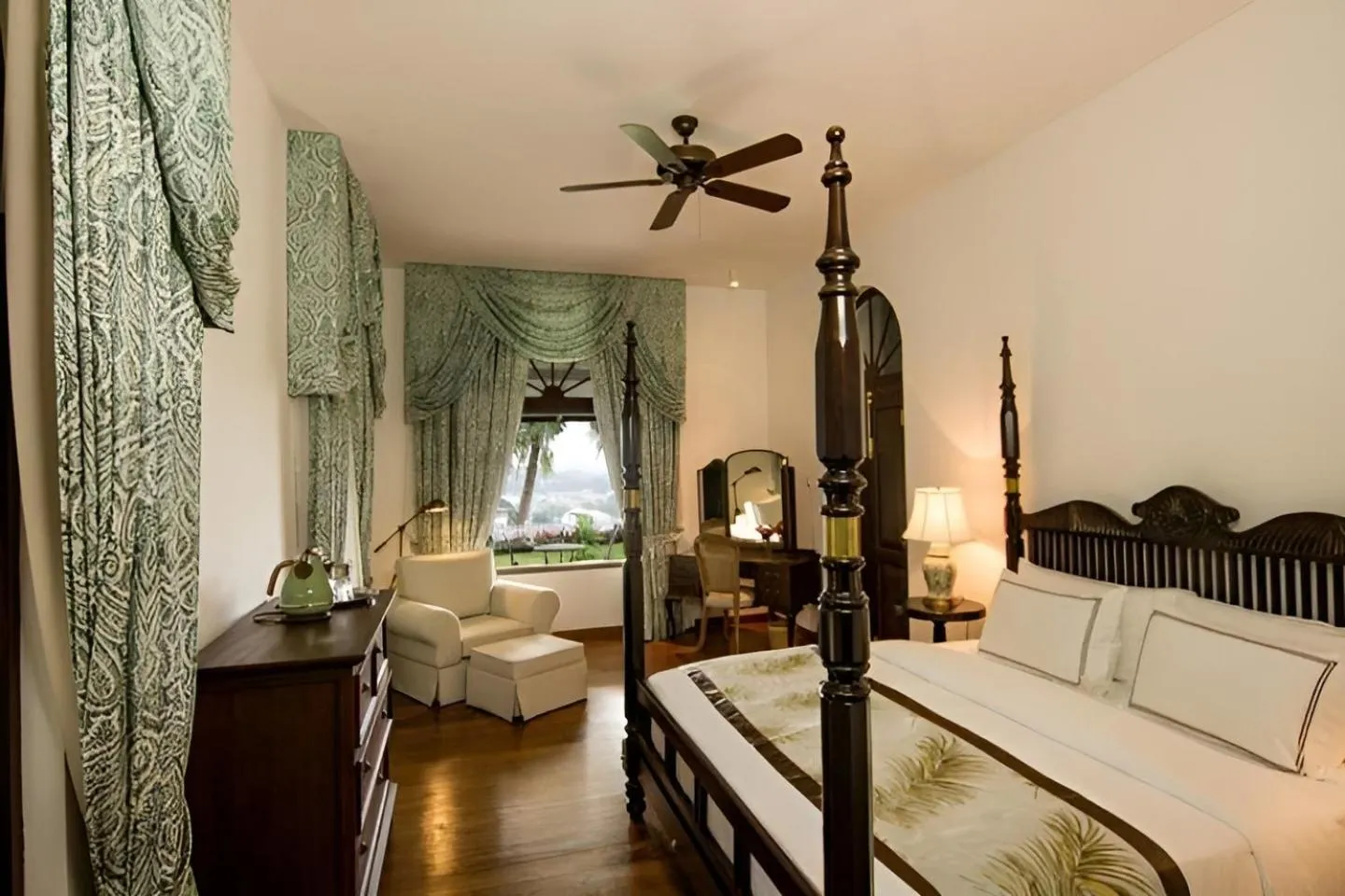 Photo of the whole room, Bed in Coffee Bungalow Kandy