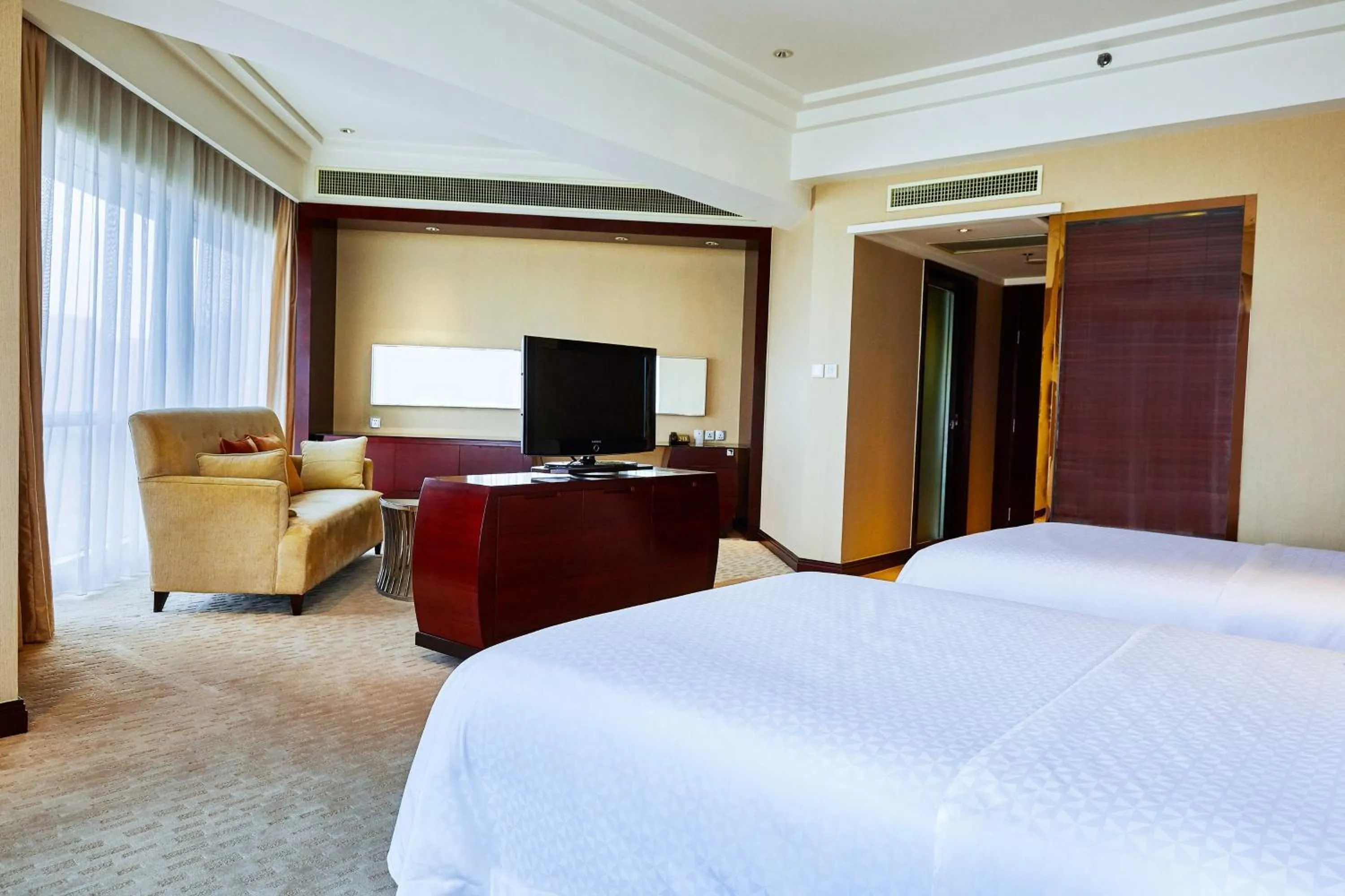 Photo of the whole room, Bed in Four Points by Sheraton Hangzhou, Binjiang