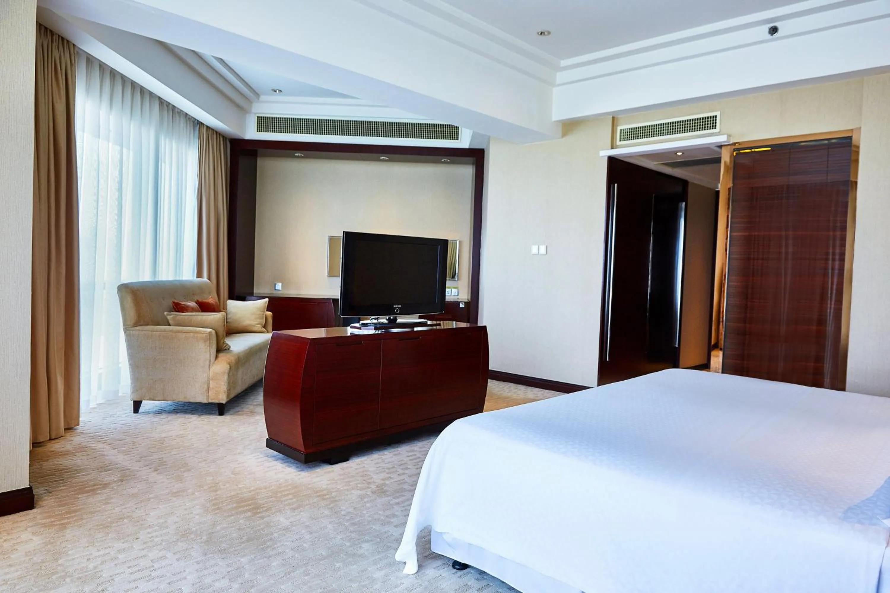 Photo of the whole room, Bed in Four Points by Sheraton Hangzhou, Binjiang