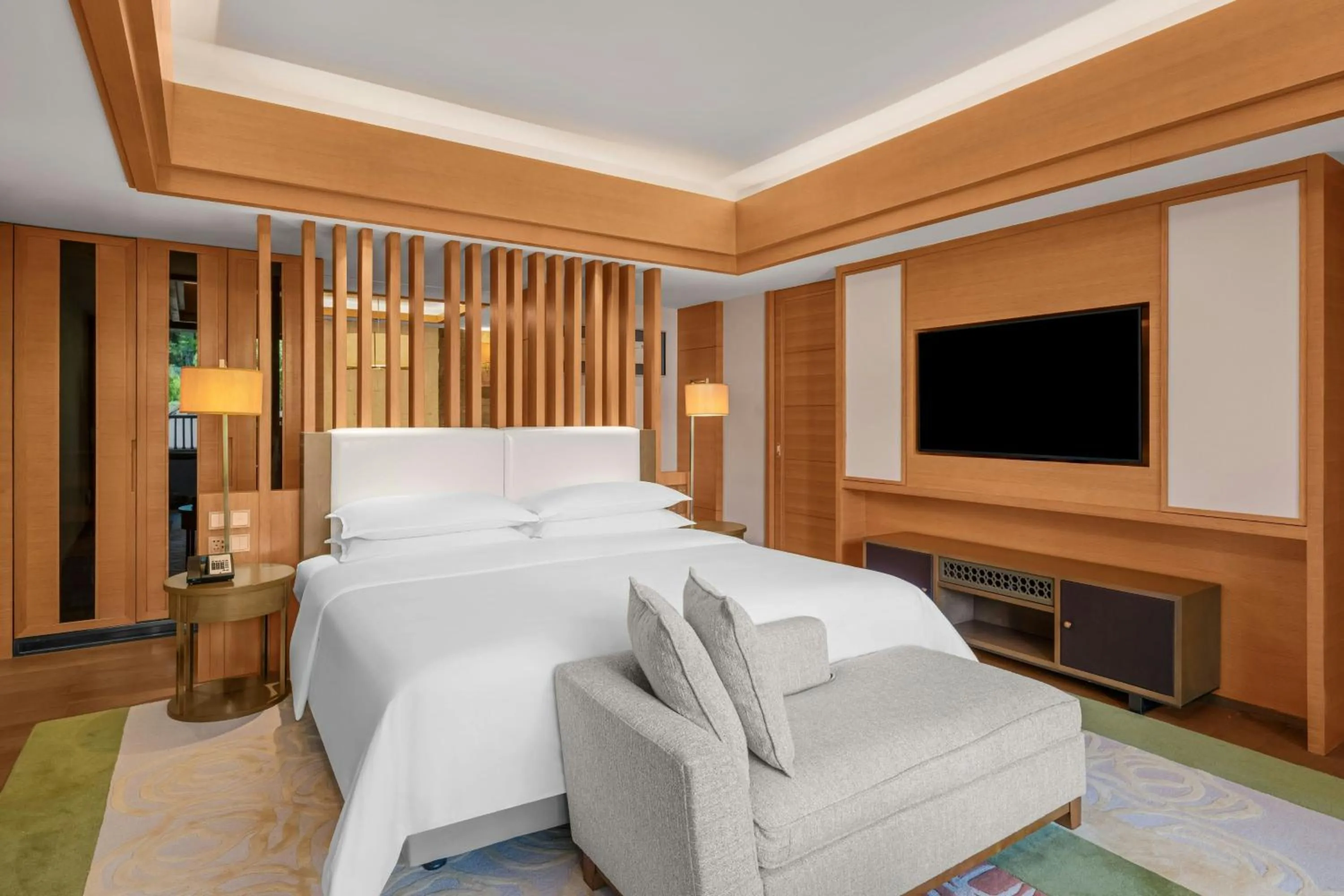 Photo of the whole room, Bed in Sheraton Grand Hangzhou Wetland Park Resort