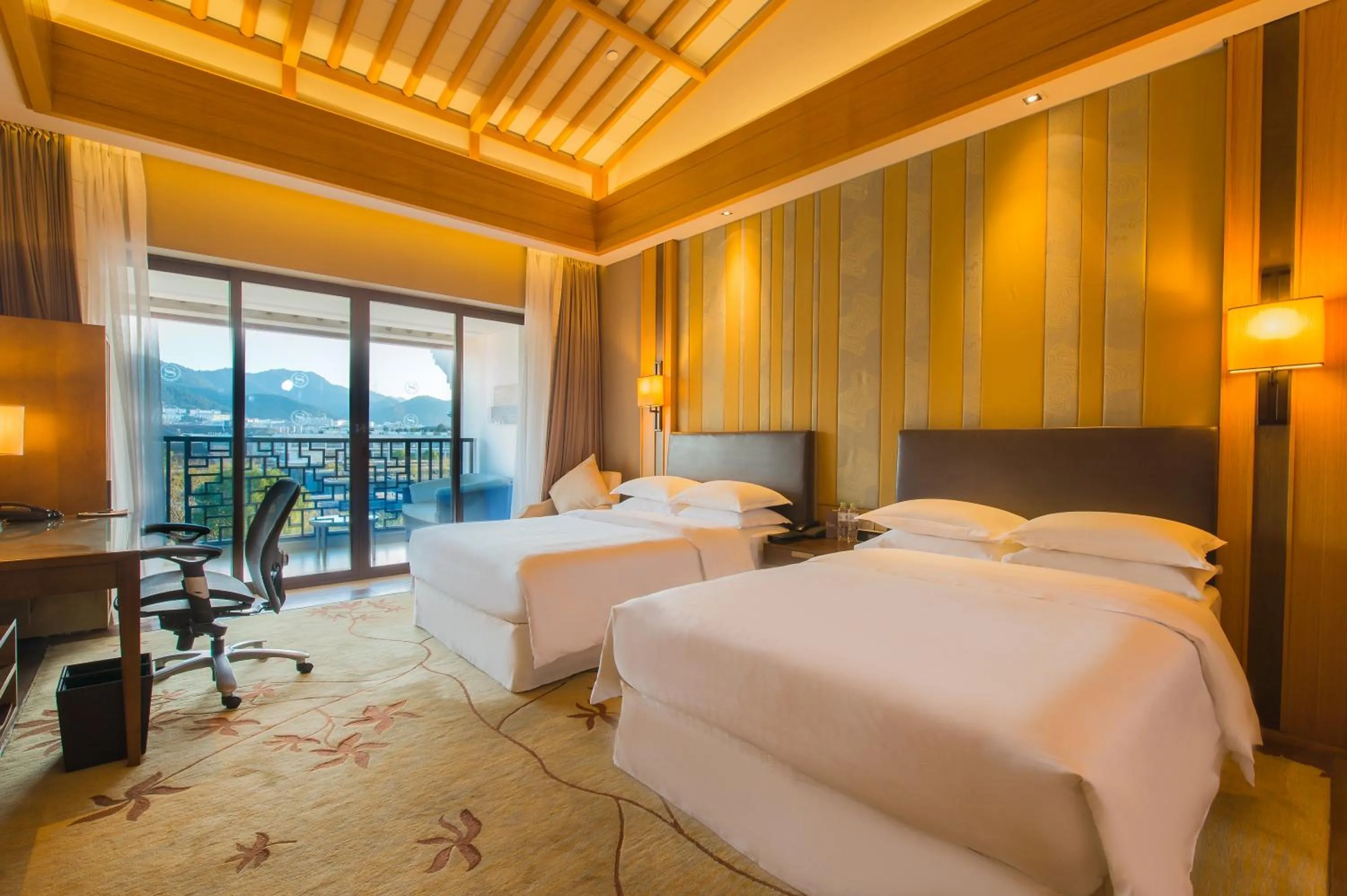 Photo of the whole room, Bed in Sheraton Grand Hangzhou Wetland Park Resort