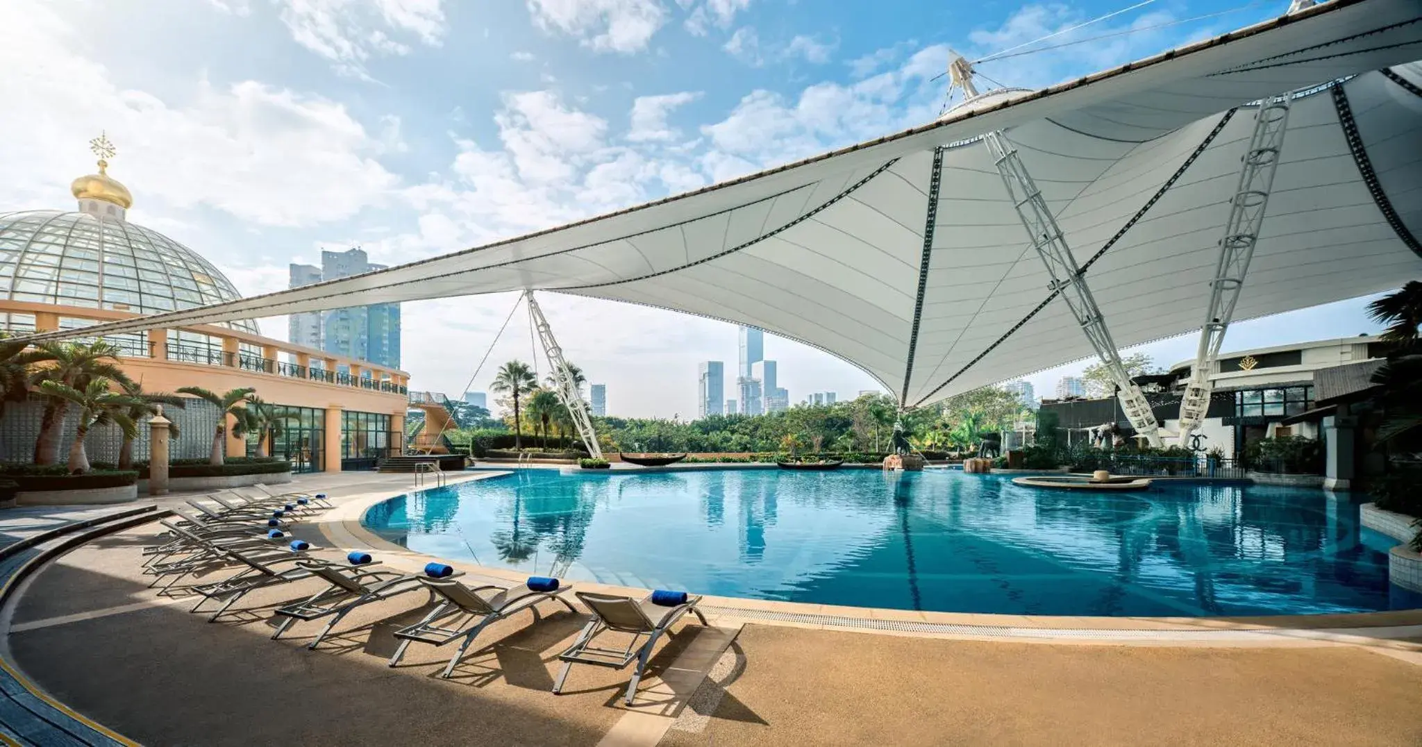 Swimming pool in Hotel Indigo Shenzhen Overseas Chinese Town by IHG Swimming pool in Hotel Indigo Shenzhen Overseas Chinese Town by IHG