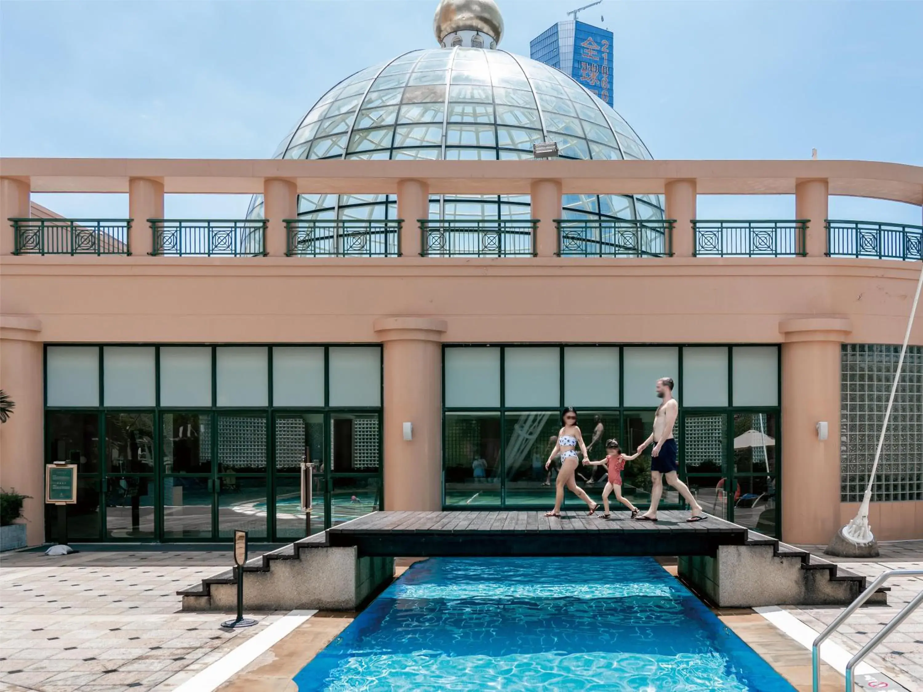 Swimming pool in Hotel Indigo Shenzhen Overseas Chinese Town by IHG Swimming pool in Hotel Indigo Shenzhen Overseas Chinese Town by IHG