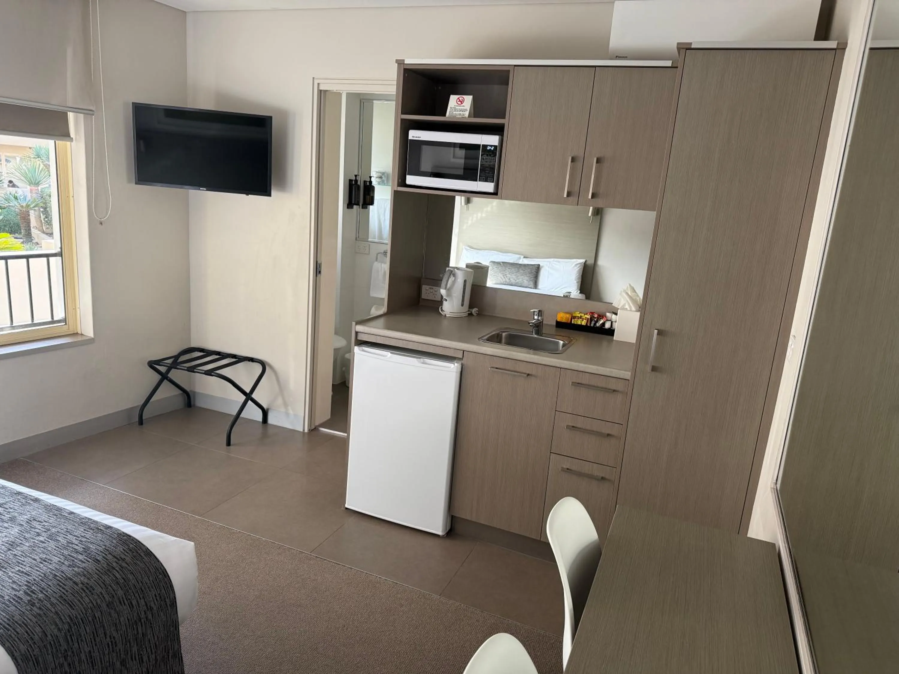 Kitchen or kitchenette in Manly Paradise Motel & Apartments