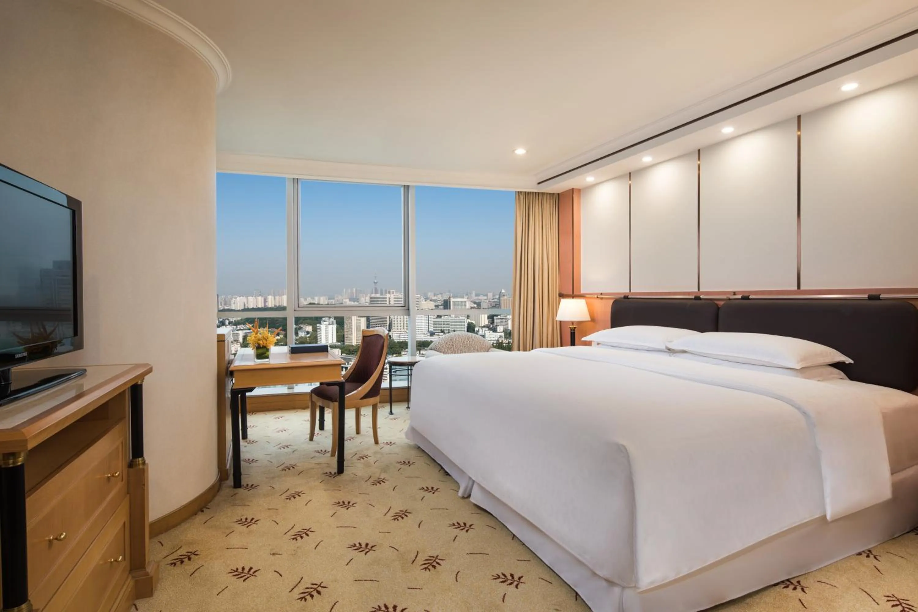 Property building, Bed in Sheraton Nanjing Kingsley Hotel & Towers