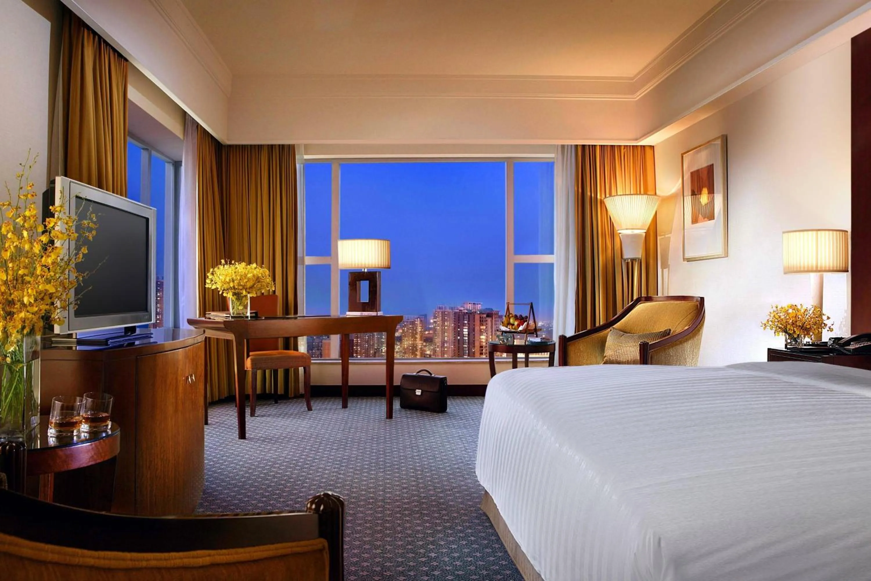 Photo of the whole room, Bed in Sheraton Ningbo Hotel - Tianyi Square