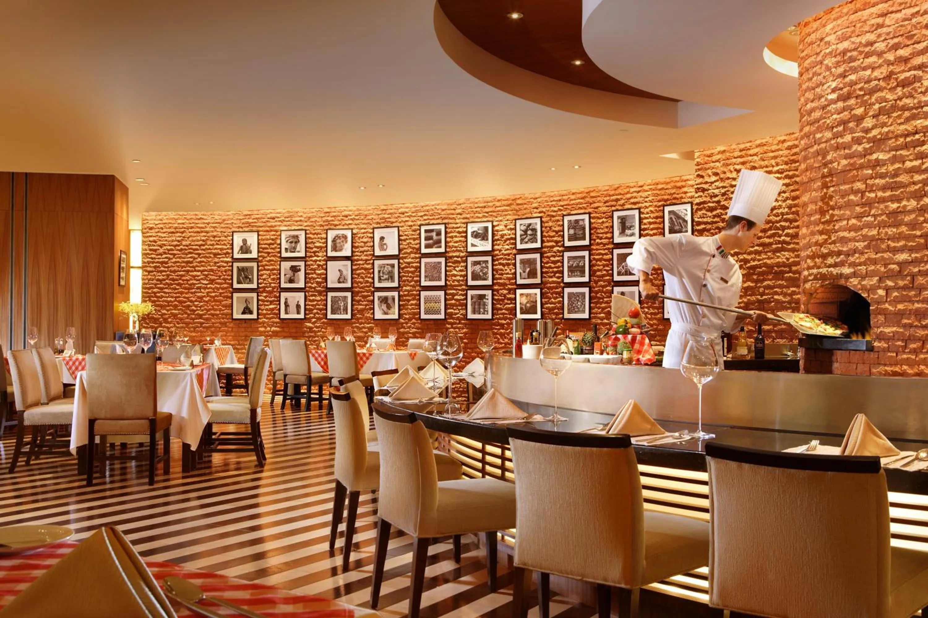 Restaurant/places to eat in Sheraton Ningbo Hotel - Tianyi Square