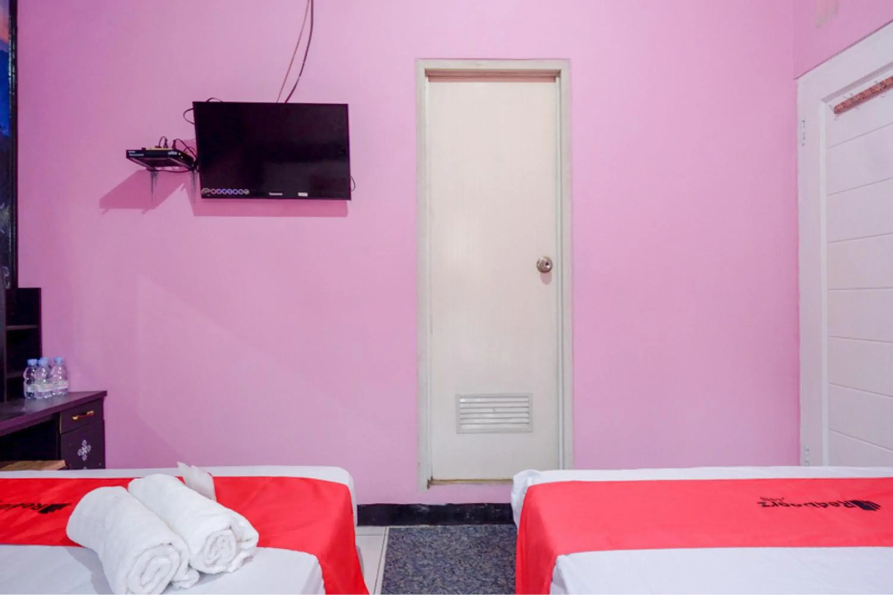 Family Room in RedDoorz Syariah near Telaga Warna Dieng Family Room in RedDoorz Syariah near Telaga Warna Dieng