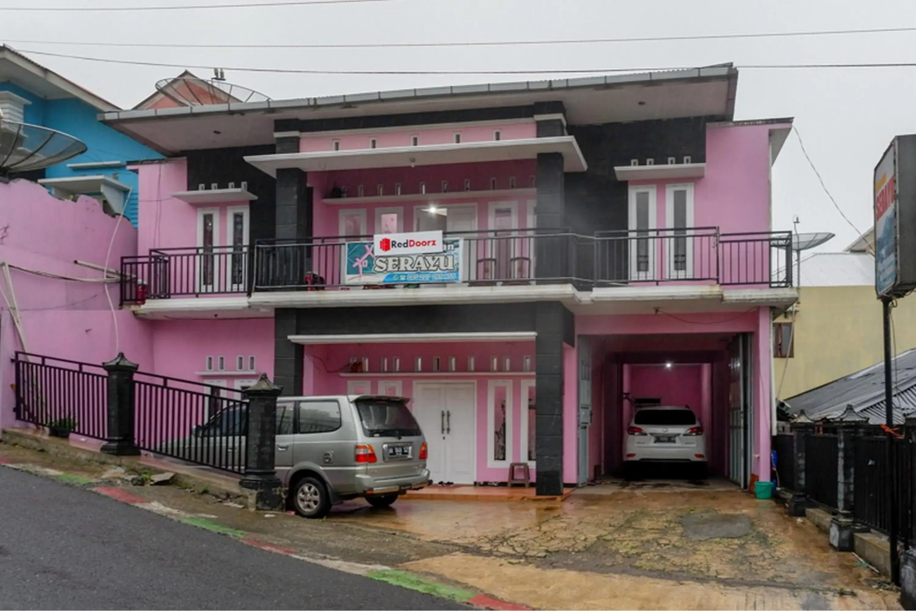 Facade/entrance in RedDoorz Syariah near Telaga Warna Dieng Facade/entrance in RedDoorz Syariah near Telaga Warna Dieng