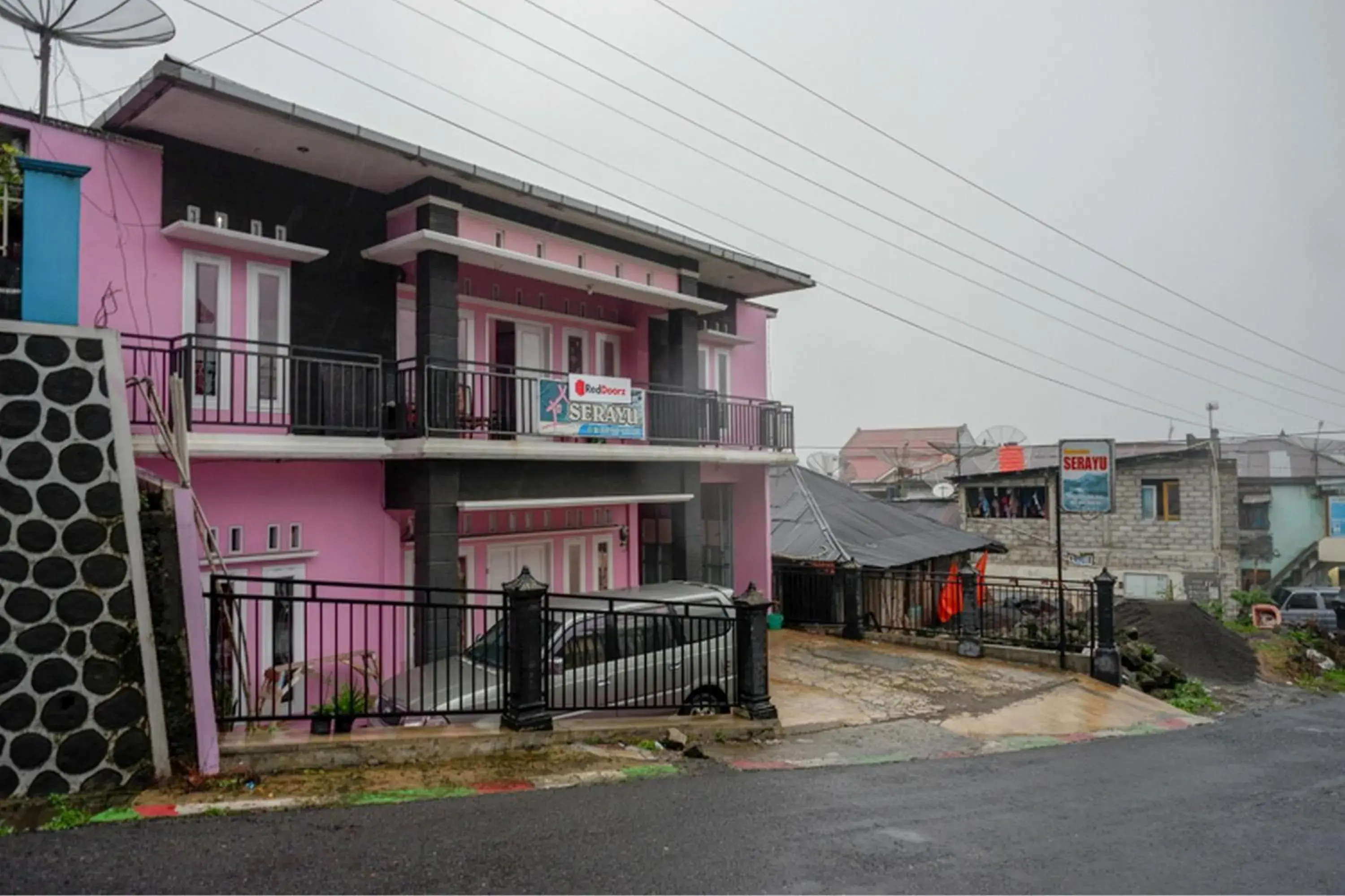 Property building in RedDoorz Syariah near Telaga Warna Dieng Property building in RedDoorz Syariah near Telaga Warna Dieng