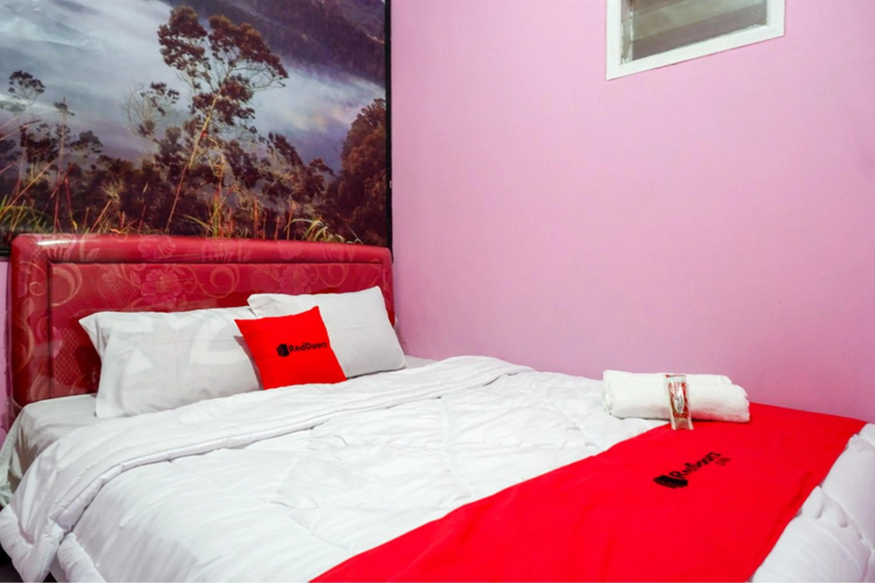 Bed in RedDoorz Syariah near Telaga Warna Dieng