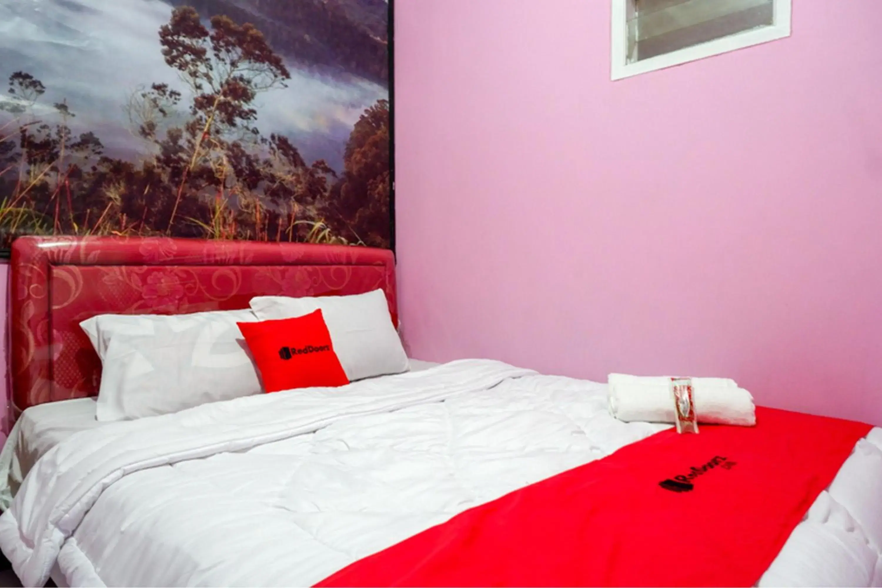 Bed in RedDoorz Syariah near Telaga Warna Dieng Bed in RedDoorz Syariah near Telaga Warna Dieng