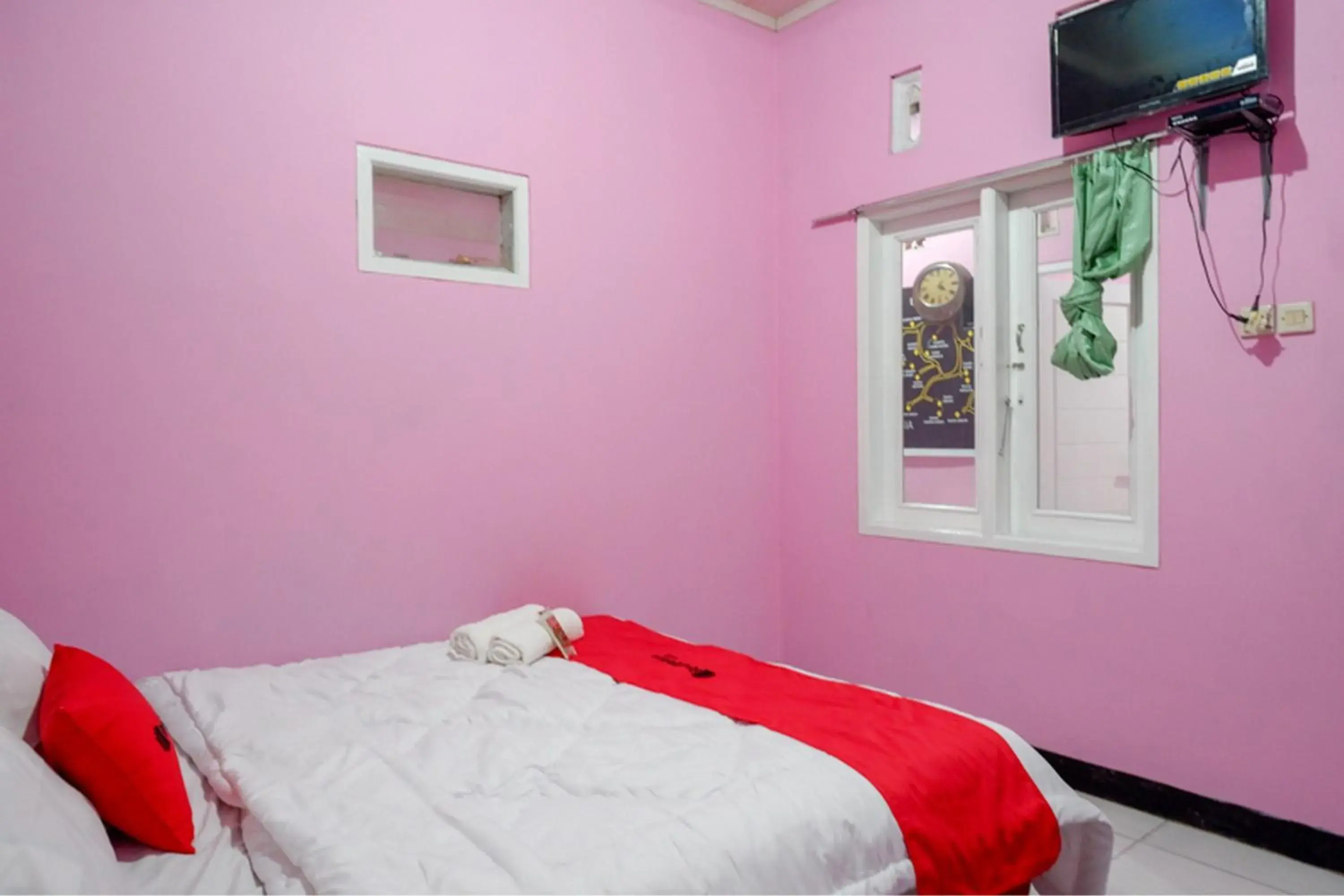 Bed in RedDoorz Syariah near Telaga Warna Dieng Bed in RedDoorz Syariah near Telaga Warna Dieng