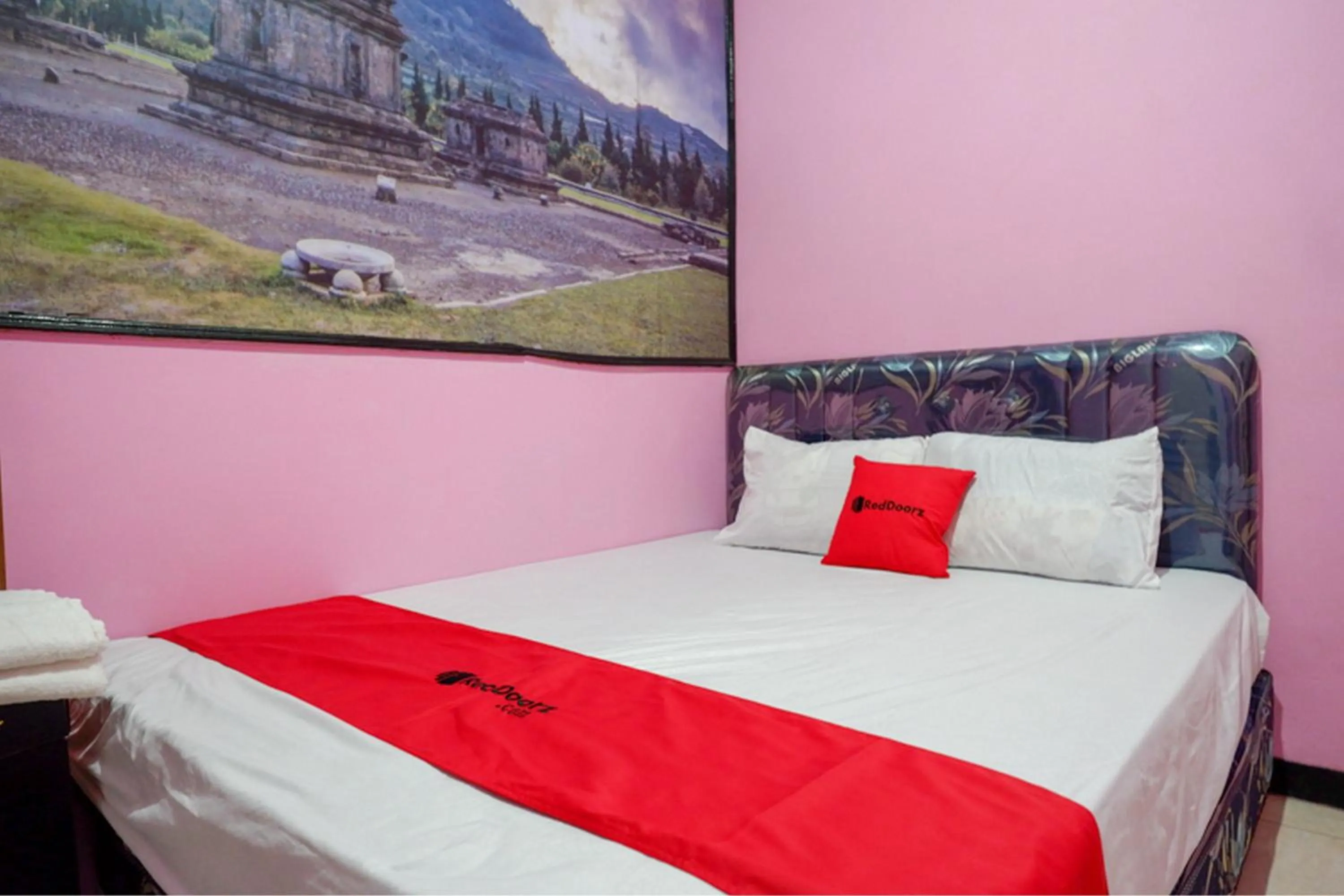 Bed in RedDoorz Syariah near Telaga Warna Dieng