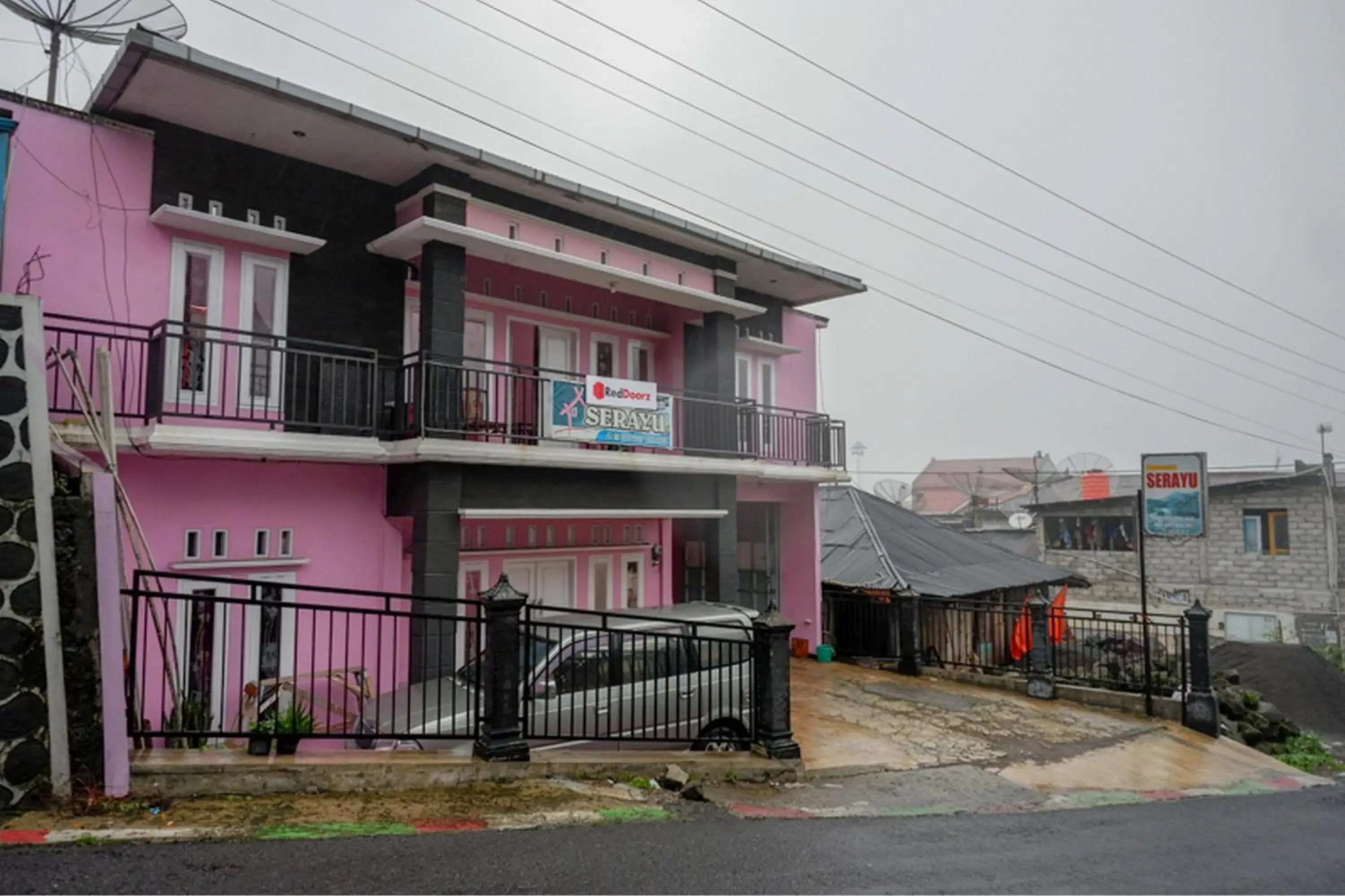 Property building in RedDoorz Syariah near Telaga Warna Dieng Property building in RedDoorz Syariah near Telaga Warna Dieng