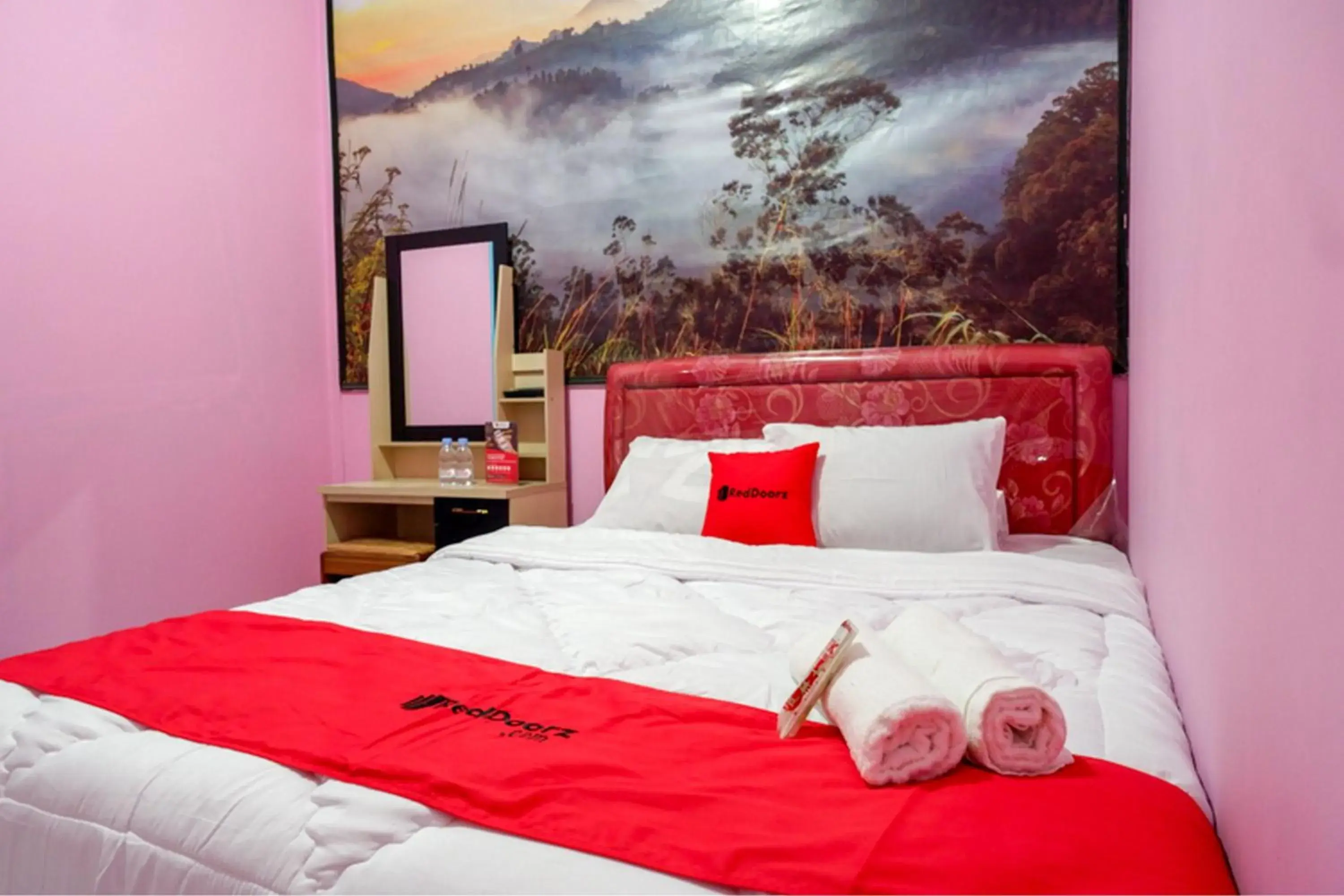 Bed in RedDoorz Syariah near Telaga Warna Dieng Bed in RedDoorz Syariah near Telaga Warna Dieng