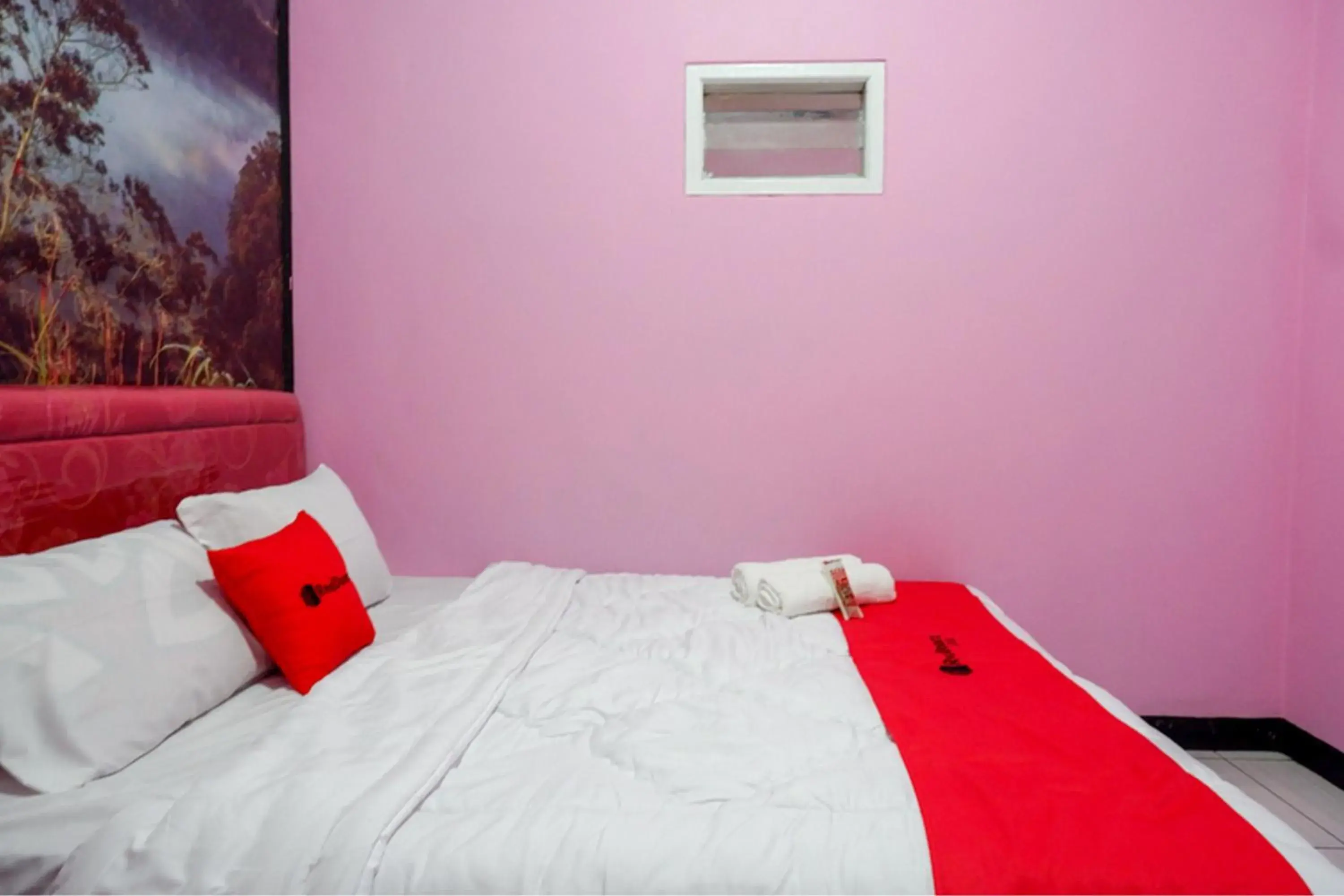 Bed in RedDoorz Syariah near Telaga Warna Dieng Bed in RedDoorz Syariah near Telaga Warna Dieng