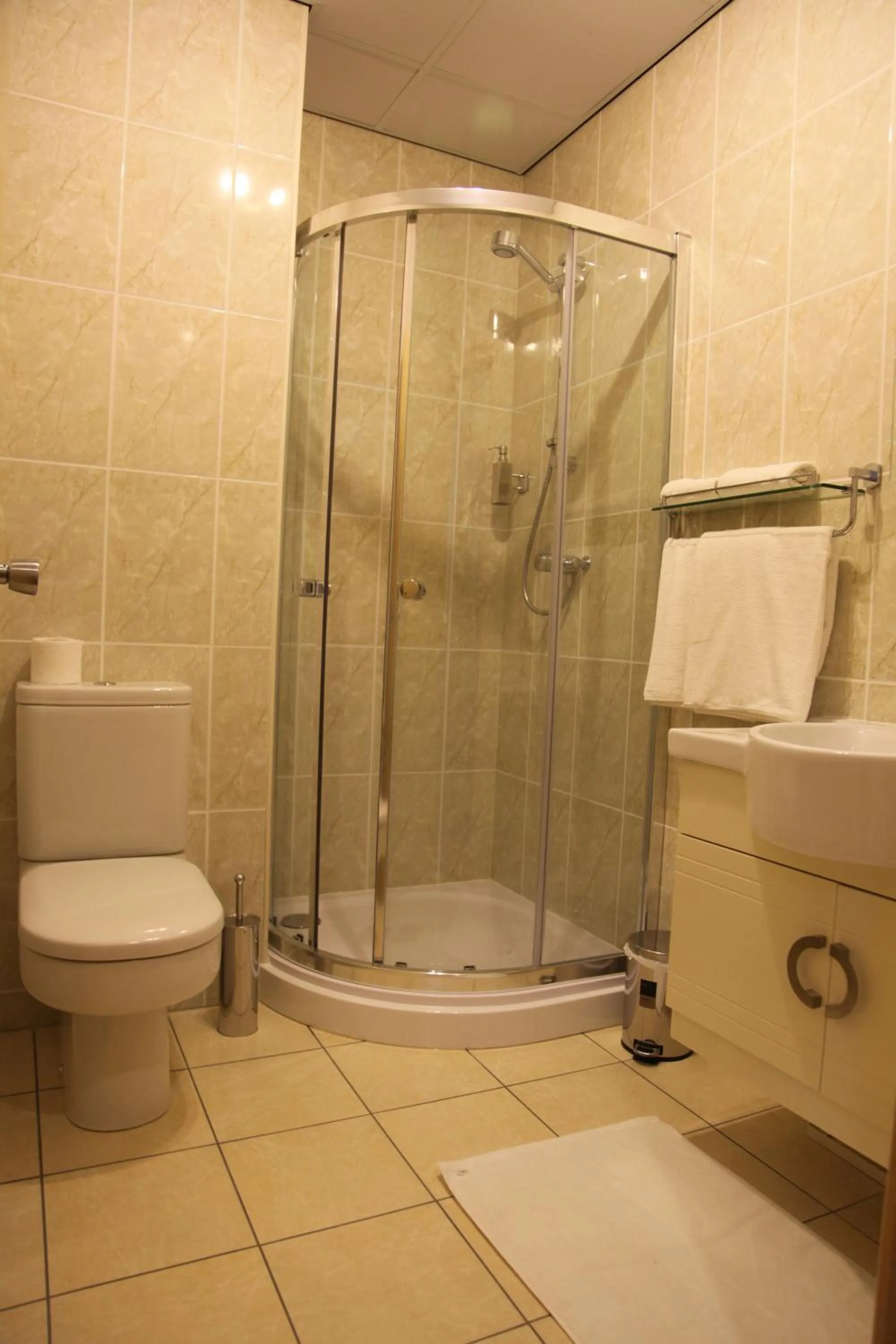 Bathroom in Cambridge Hotel