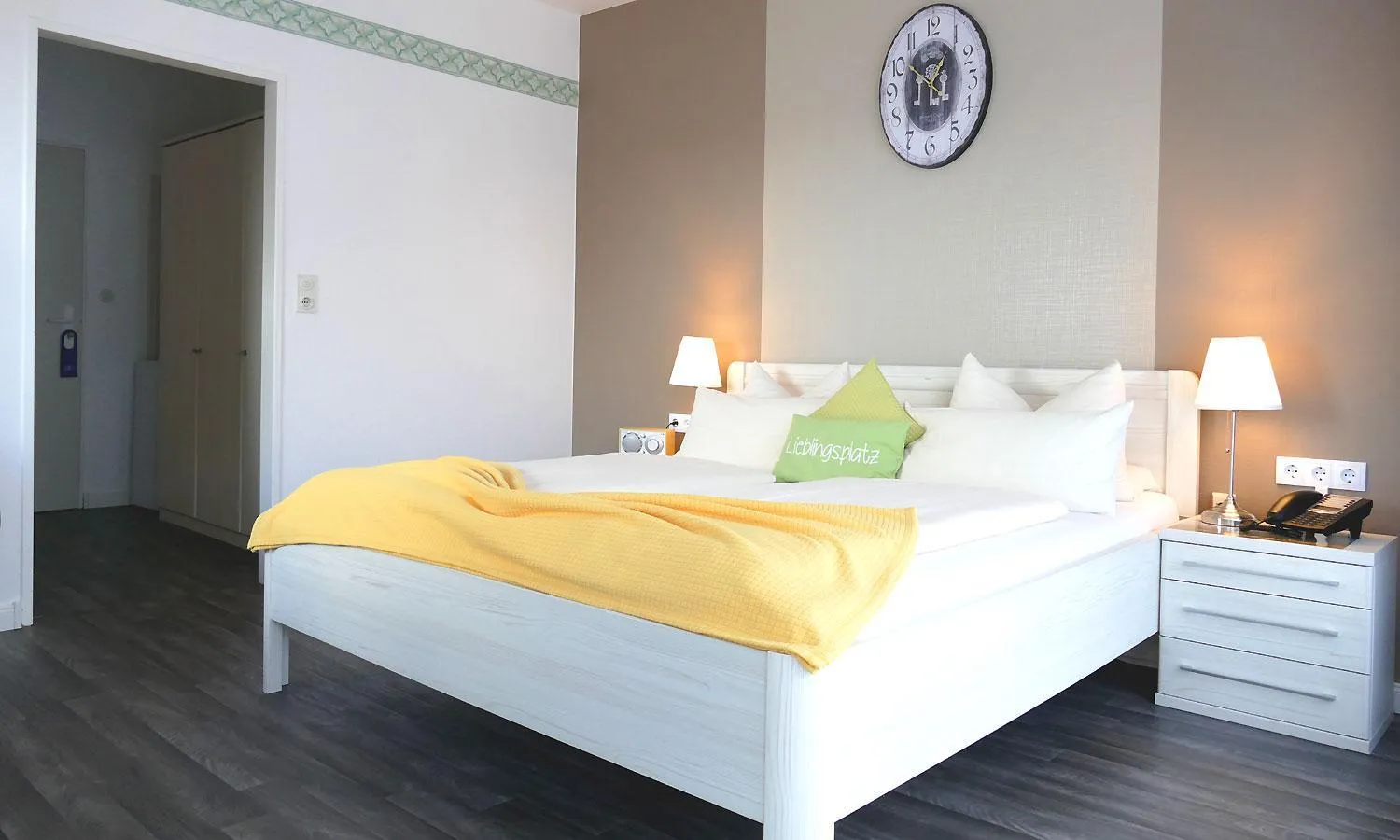 Living room, Bed in Hotel Diekseequell Superior am Dieksee