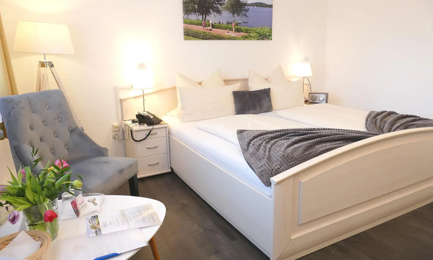 Living room, Bed in Hotel Diekseequell Superior am Dieksee