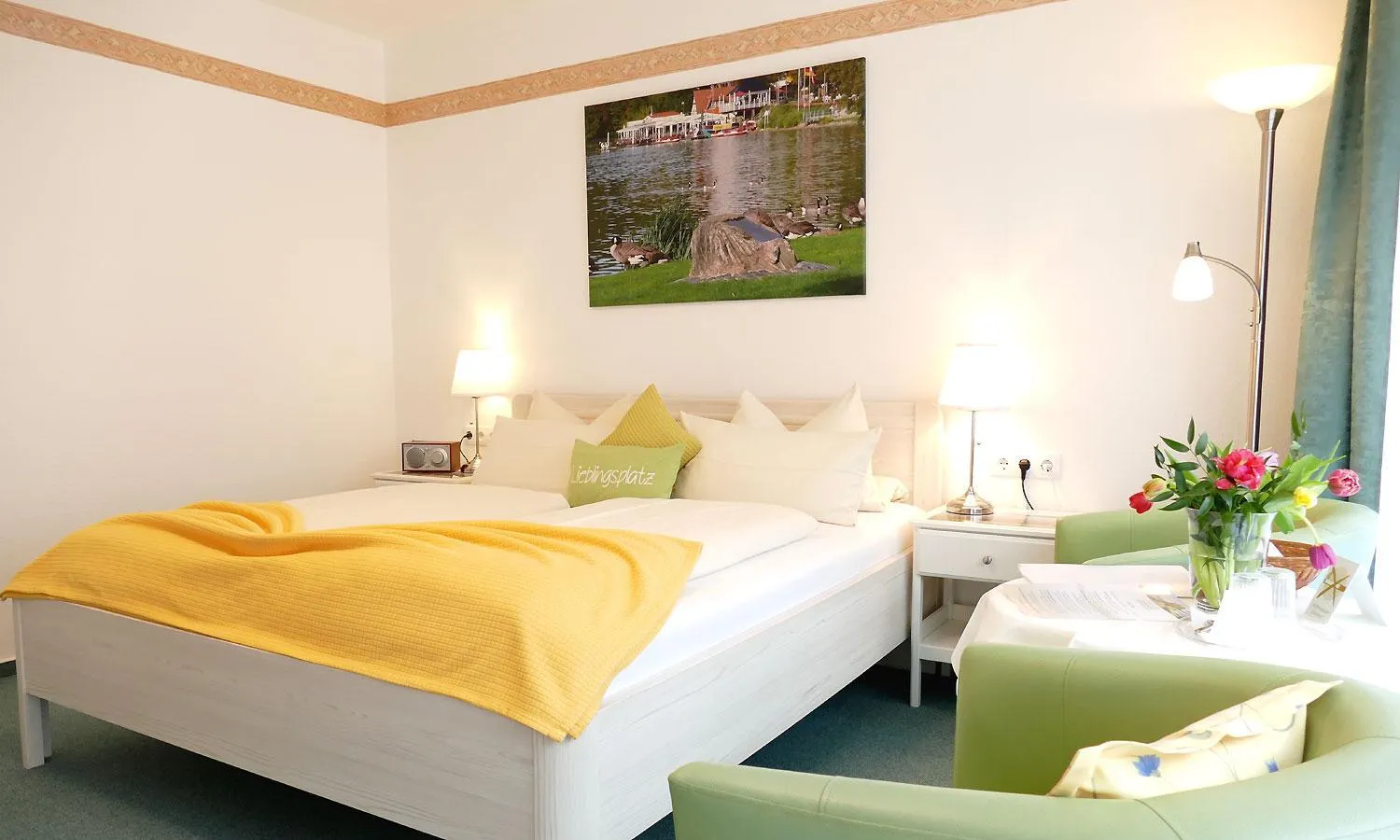 Living room, Bed in Hotel Diekseequell Superior am Dieksee