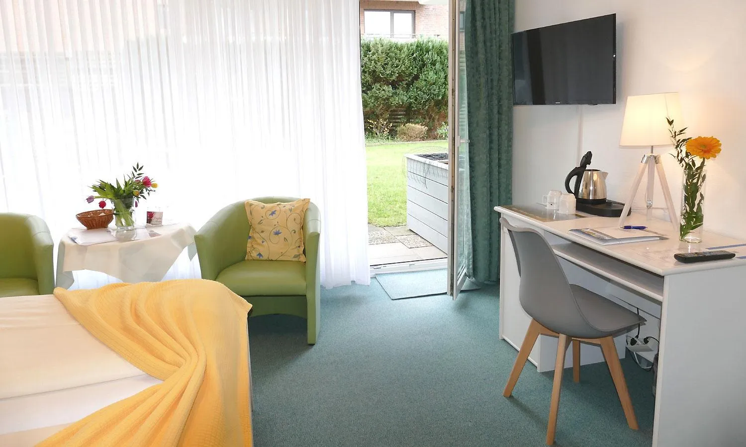 Living room, Bed in Hotel Diekseequell Superior am Dieksee