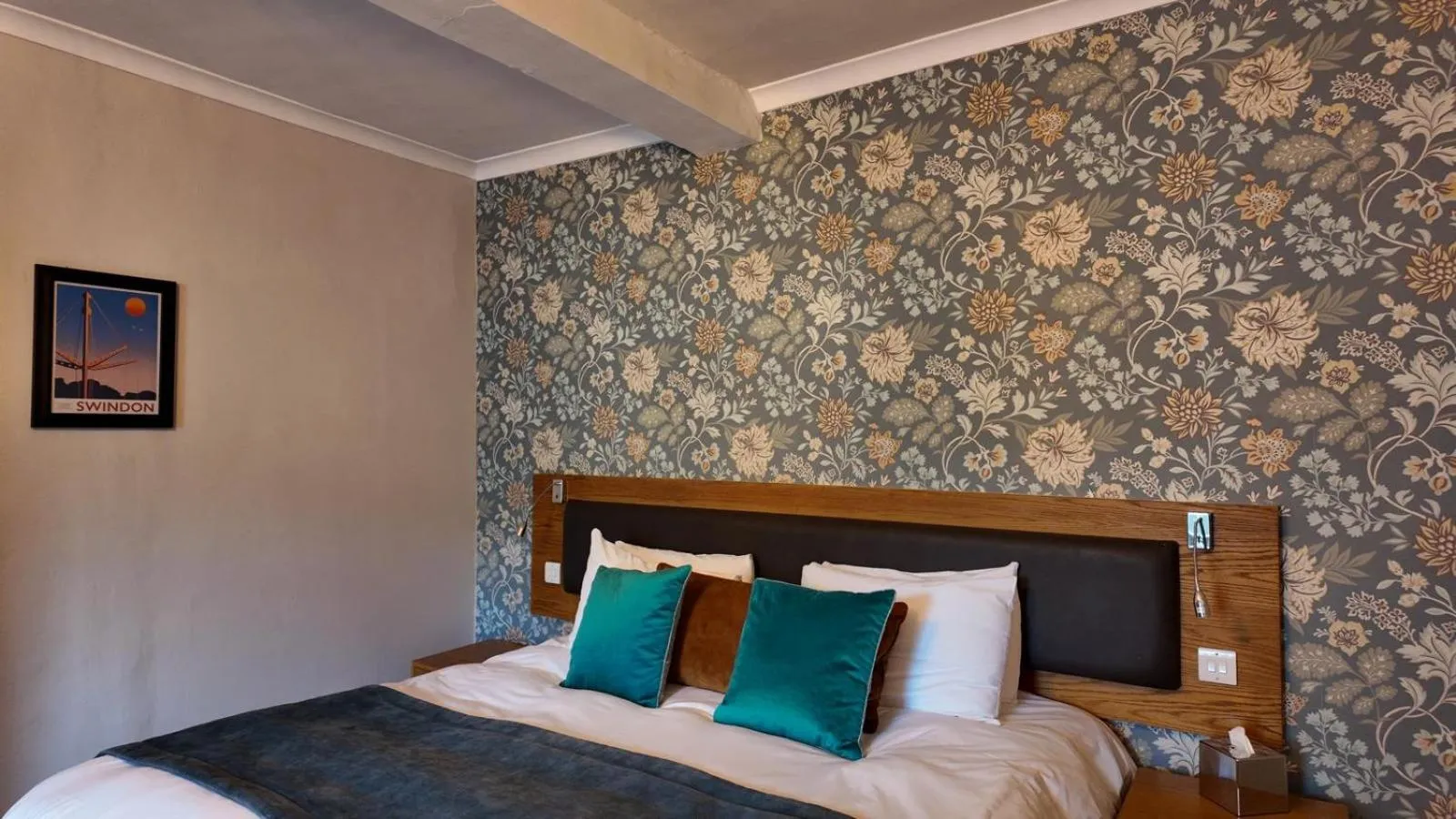 Bedroom, Bed in The Goddard Arms