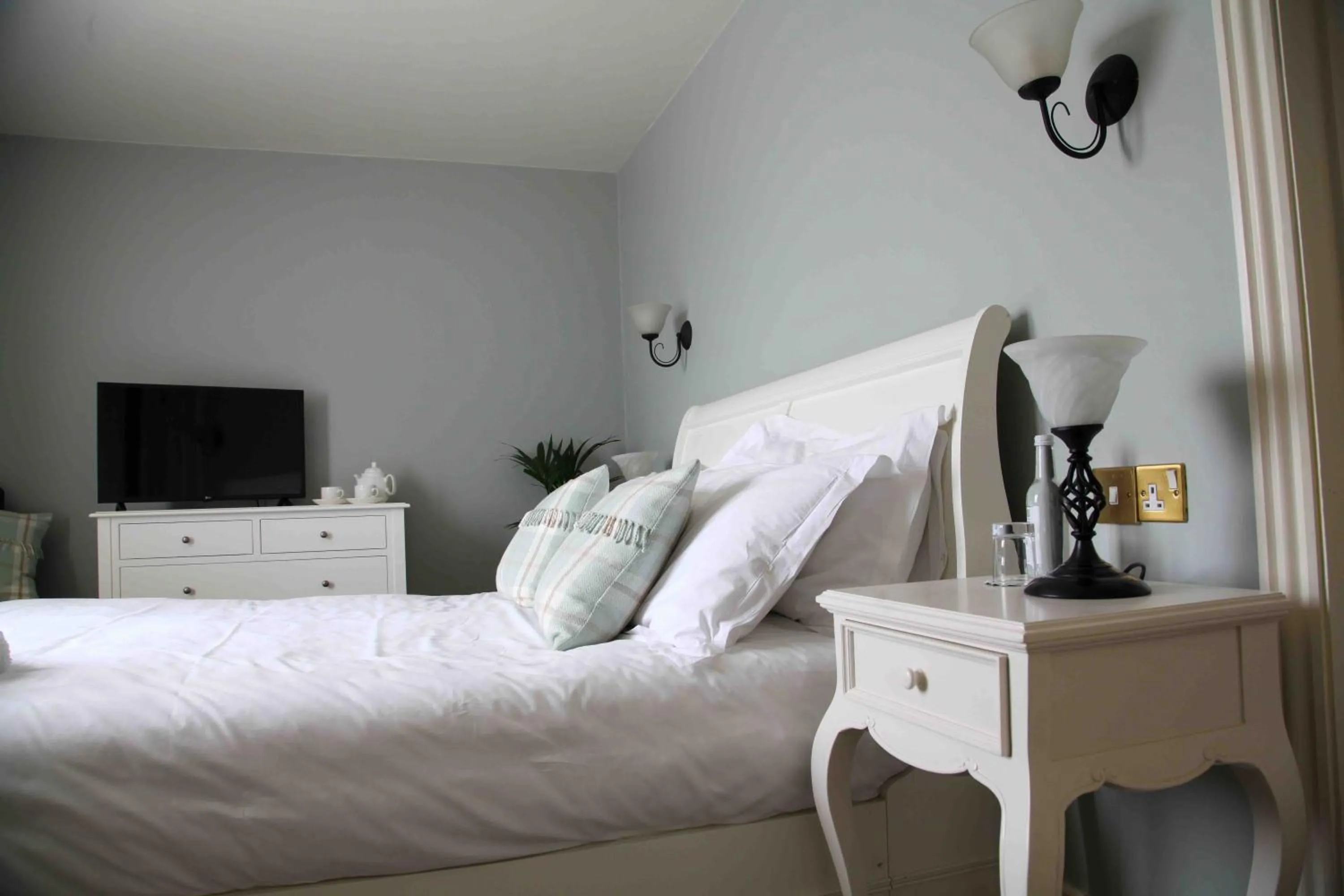 Bedroom, Bed in Mortons Manor